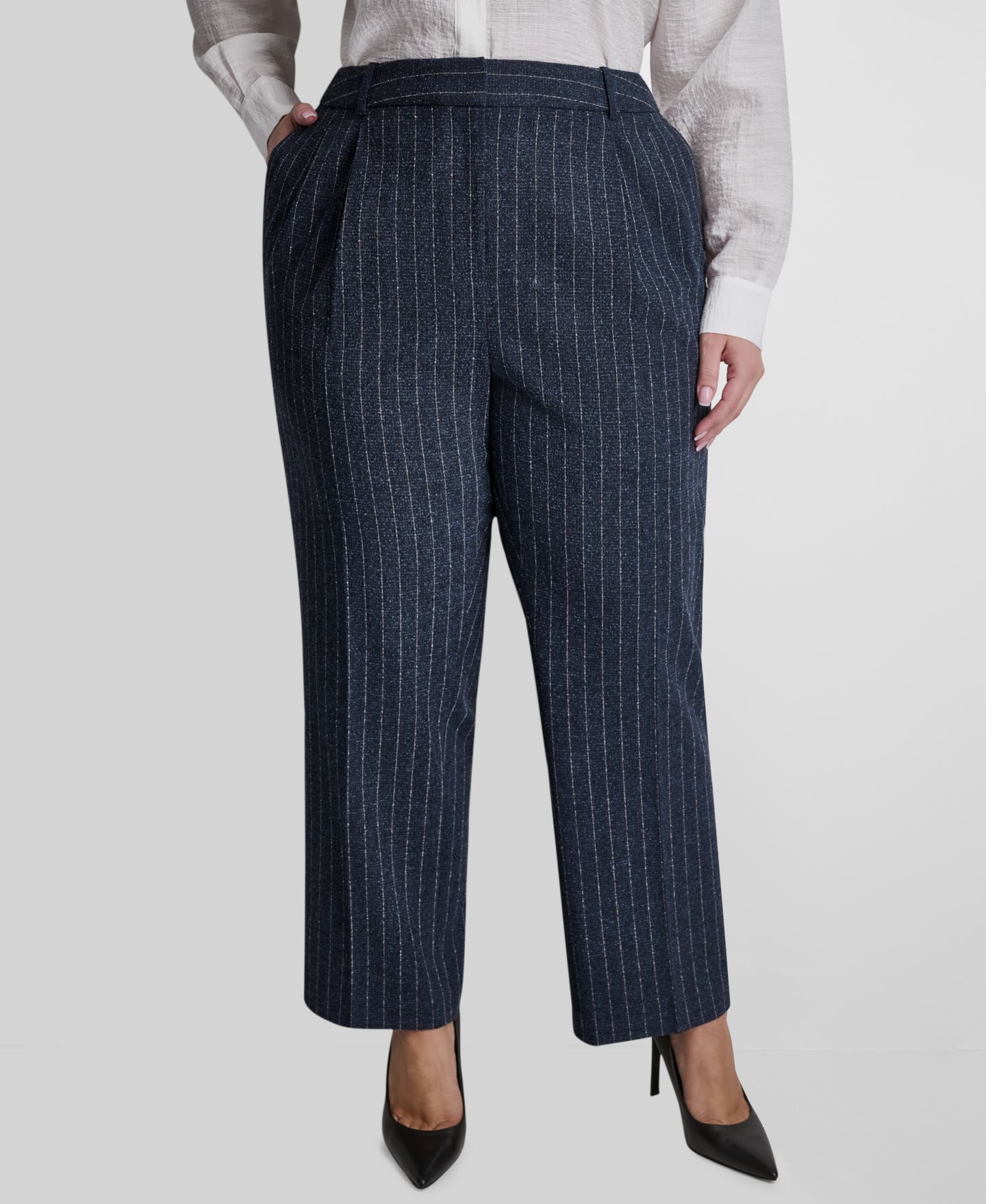 Женские брюки DKNY Plus Size Mid-Rise Pinstripe Pleated, цвет: Тёмно-синий / Комбинированный — фото 2