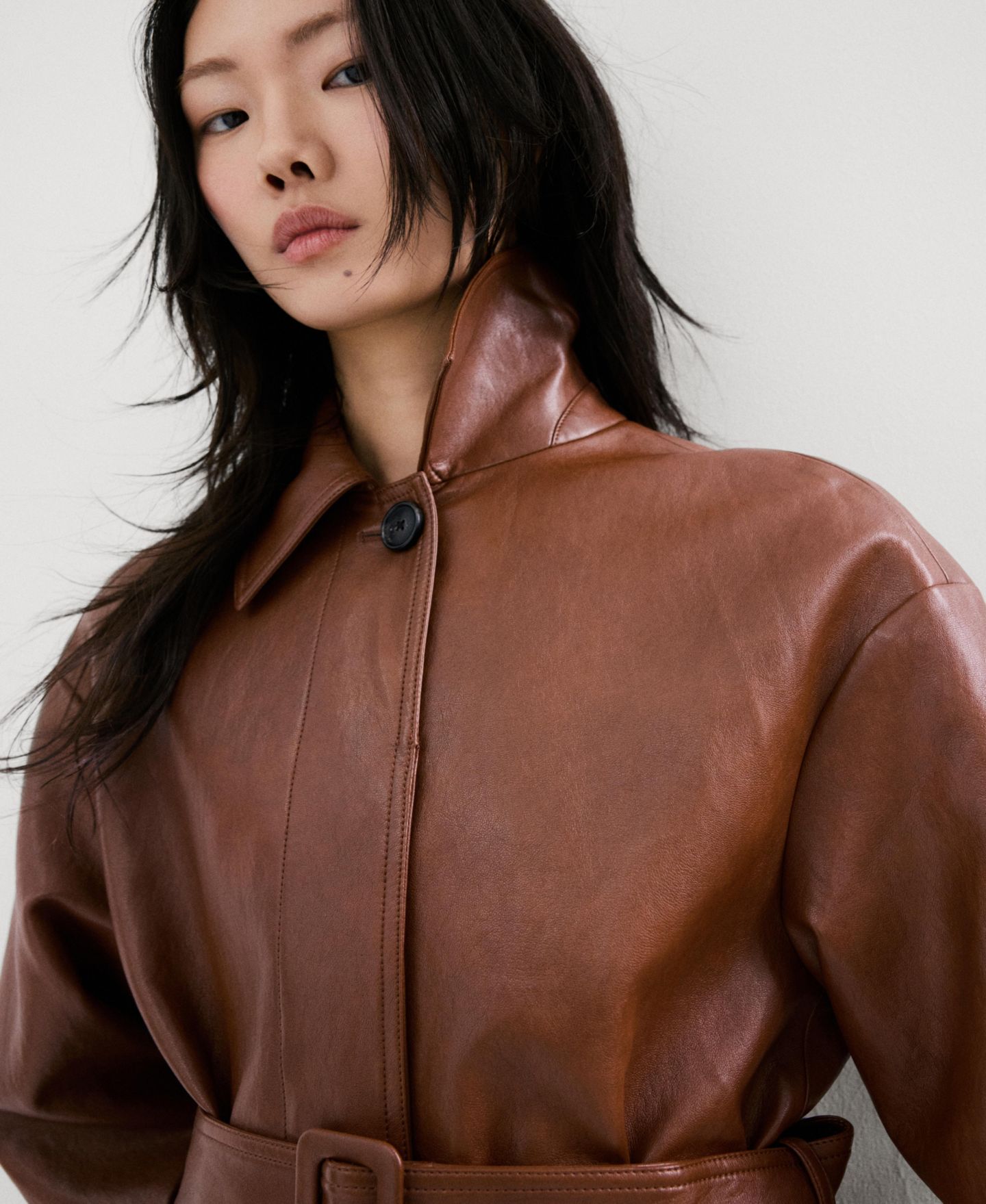 Женское пальто Mango Long Faux-Leather Belt Trench, цвет: Коричневый — фото 4