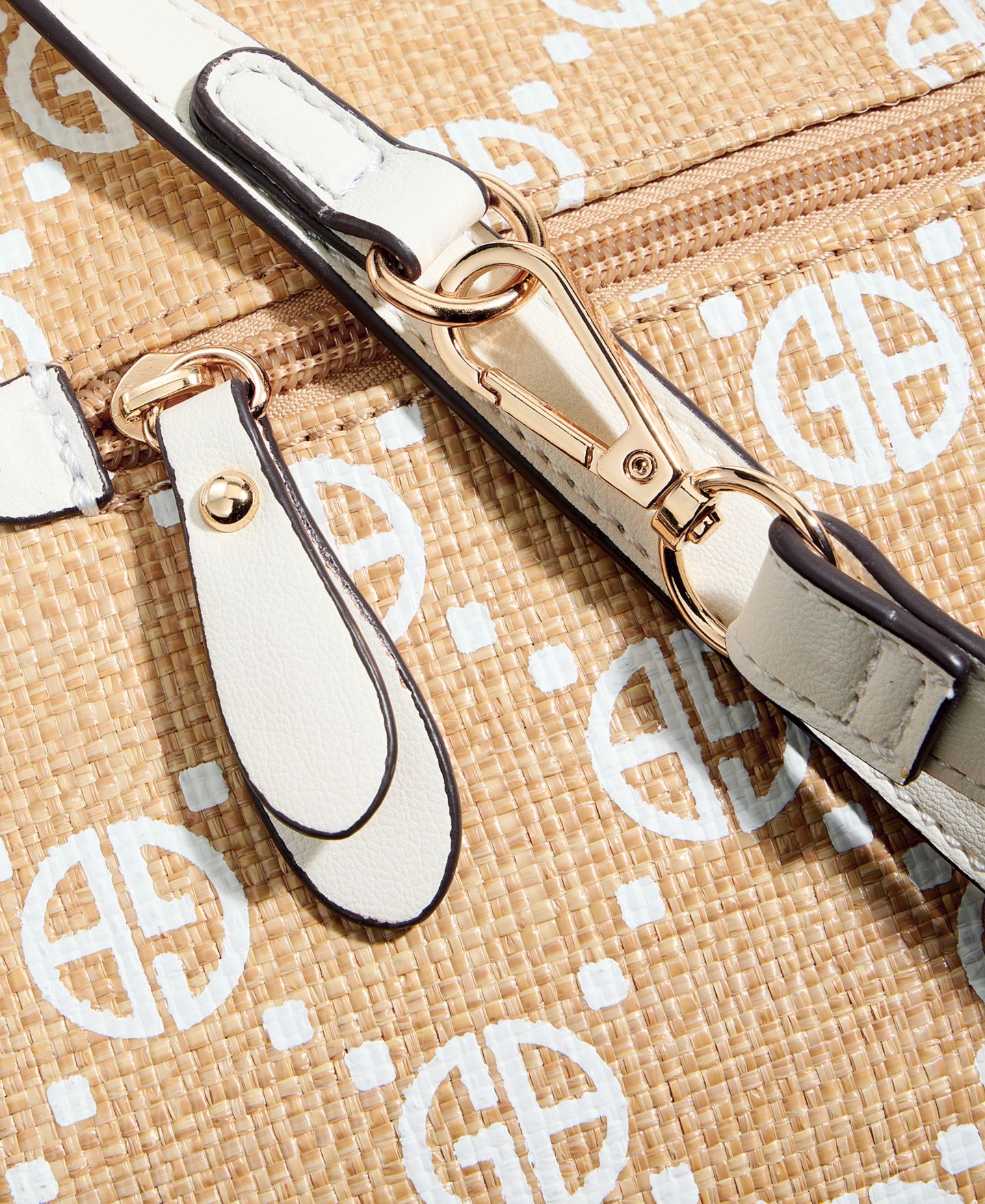 Женская сумка Giani Bernini Belted Monogram Straw Shoulder, цвет: Натуральный / Белый — фото 7