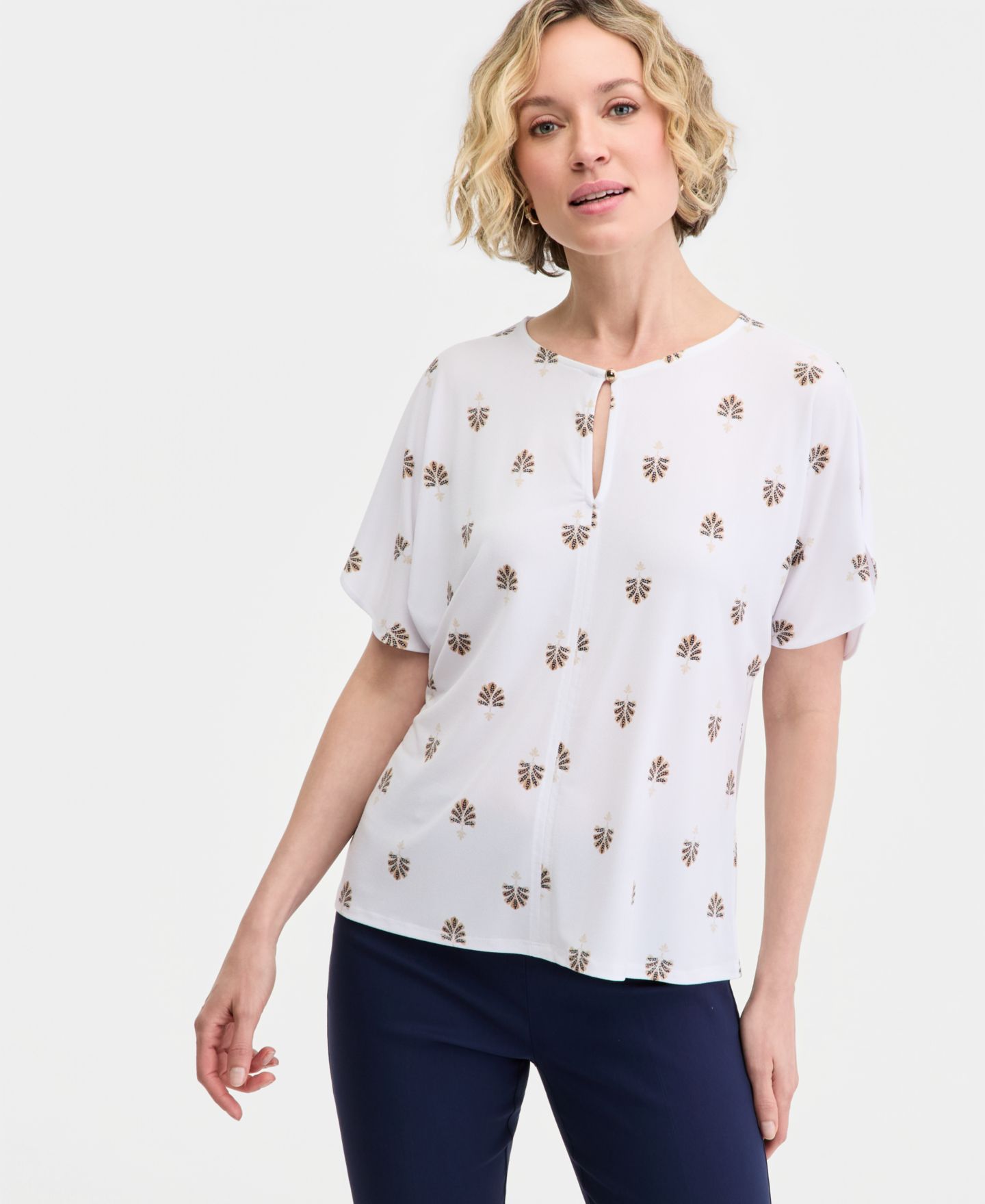 Женский топ JM Collection Short Dolman Sleeve Printed Keyhole Knit Top, цвет: Яркий белый — фото 1