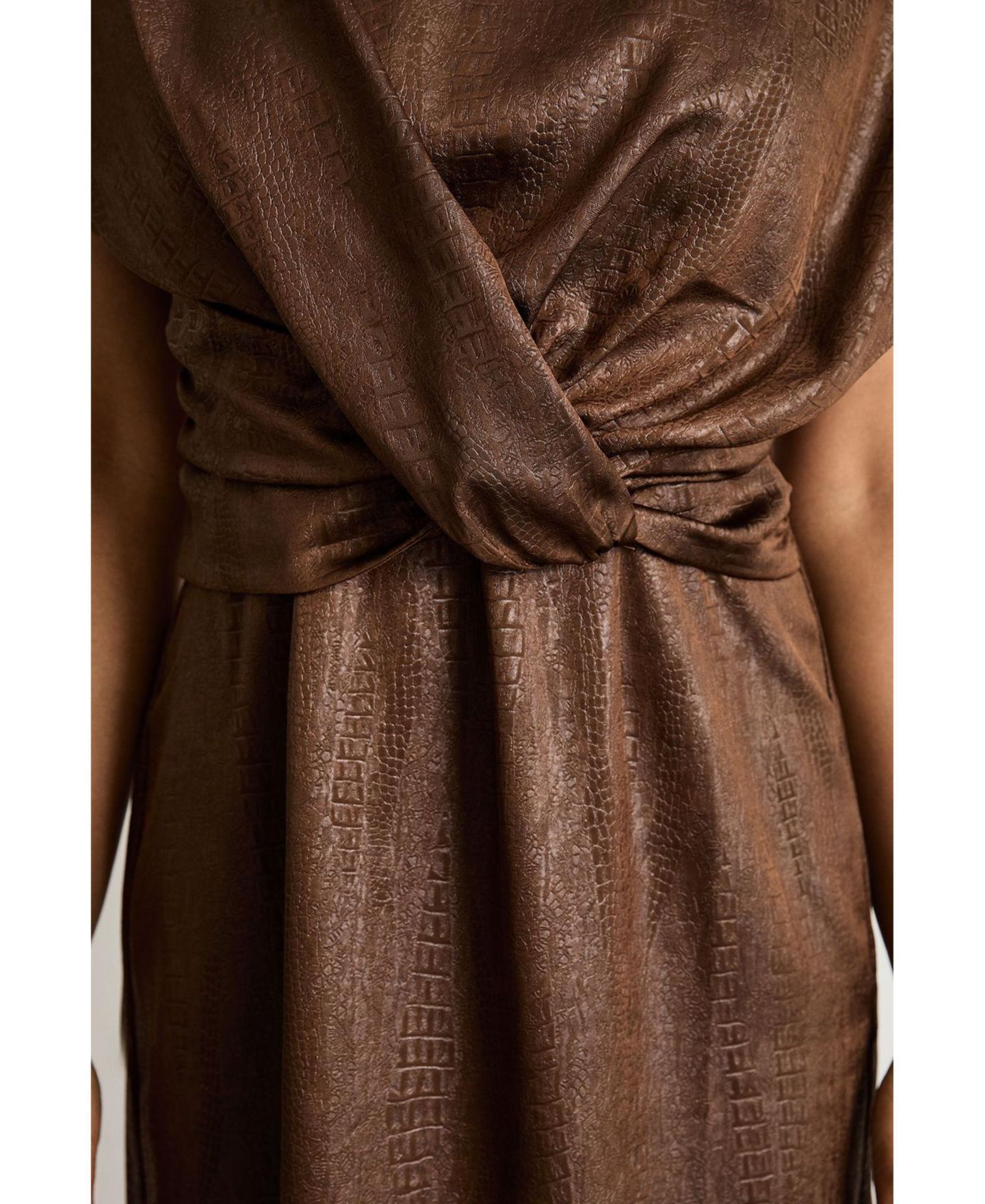 Женское платье Warehouse Leather Look Twist Front Midi, цвет: Шоколадный — фото 4