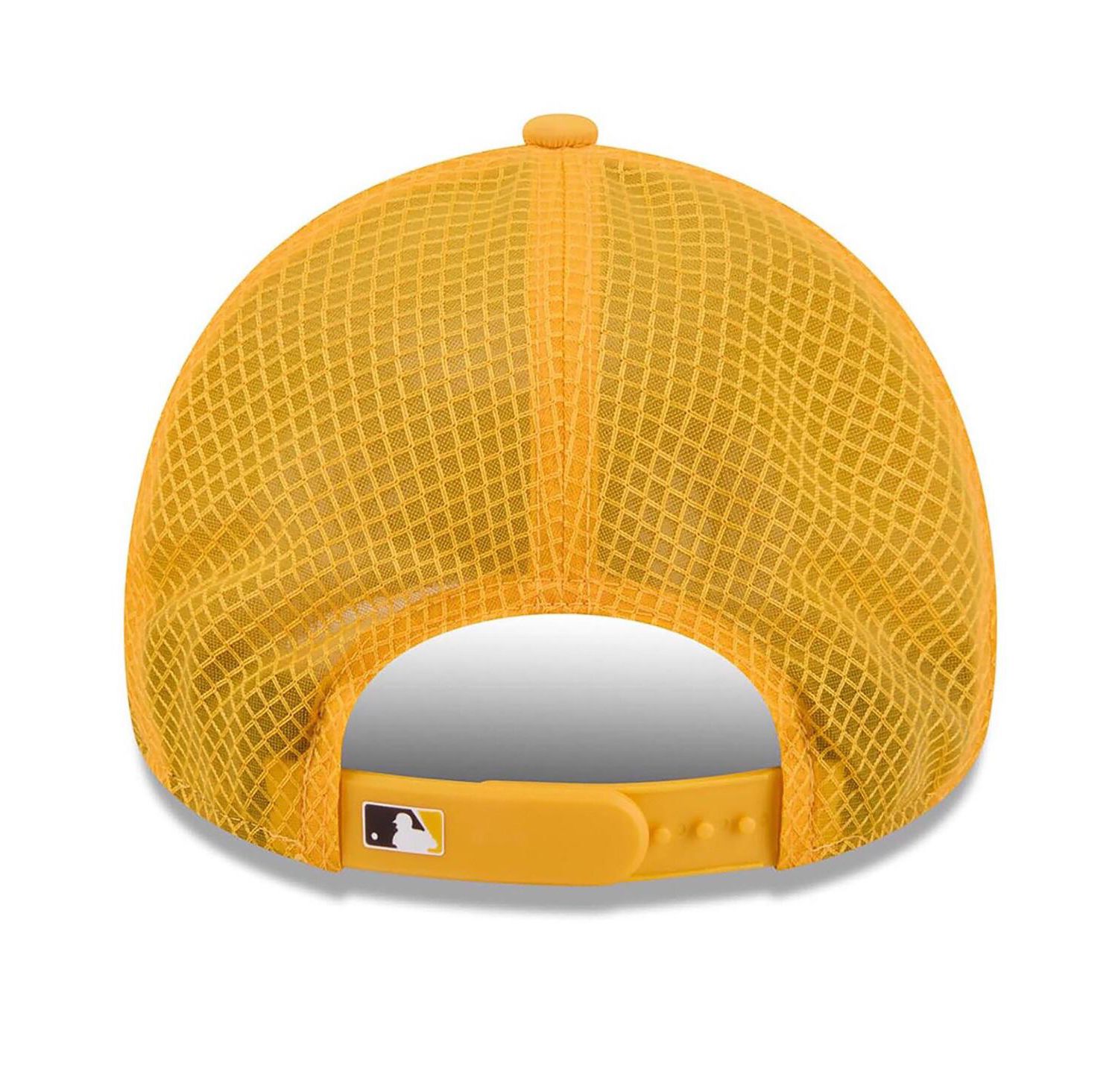 Men's Gold San Diego Padres 2026 Batting Practice Apex 9FORTY Adjustable Trucker Hat