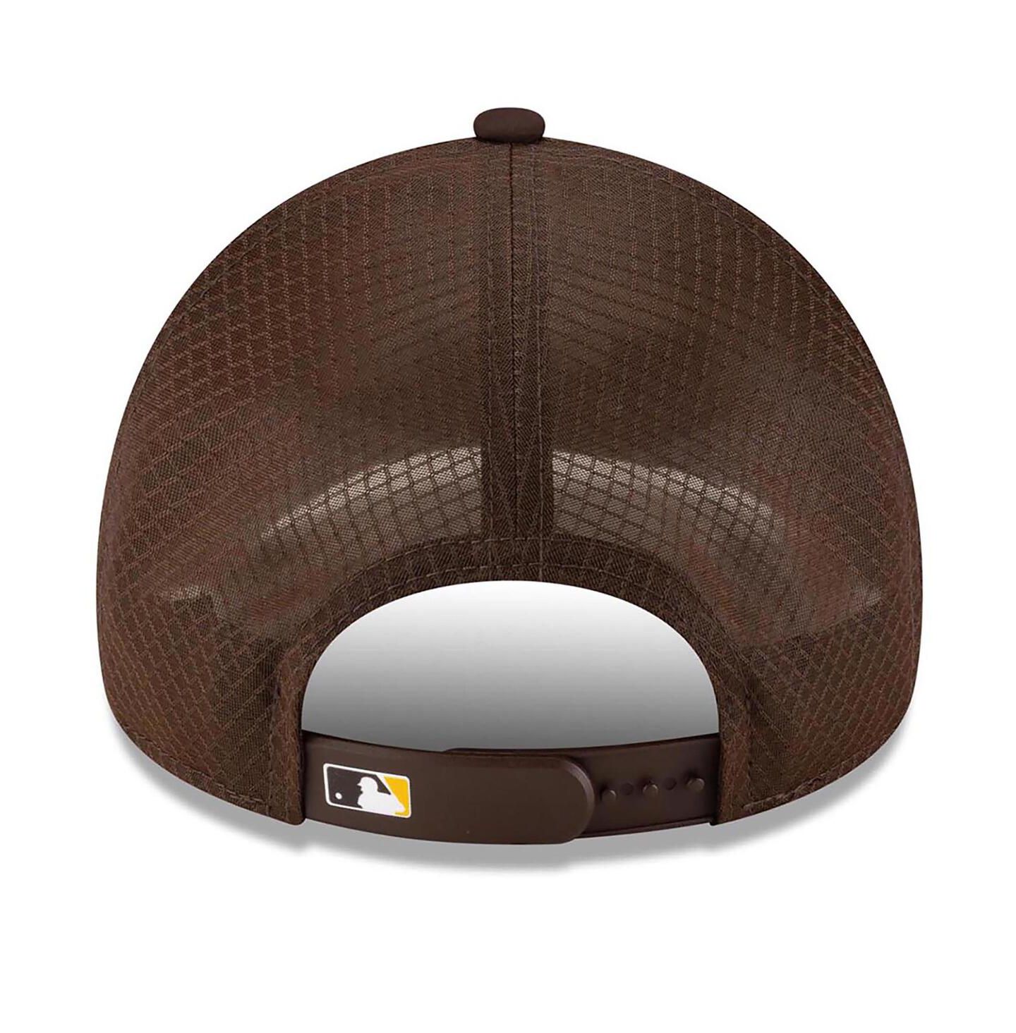 Мужская кепка New Era Brown San Diego Padres 2026 Batting Practice Apex 9FORTY Adjustable Trucker Hat — фото 2