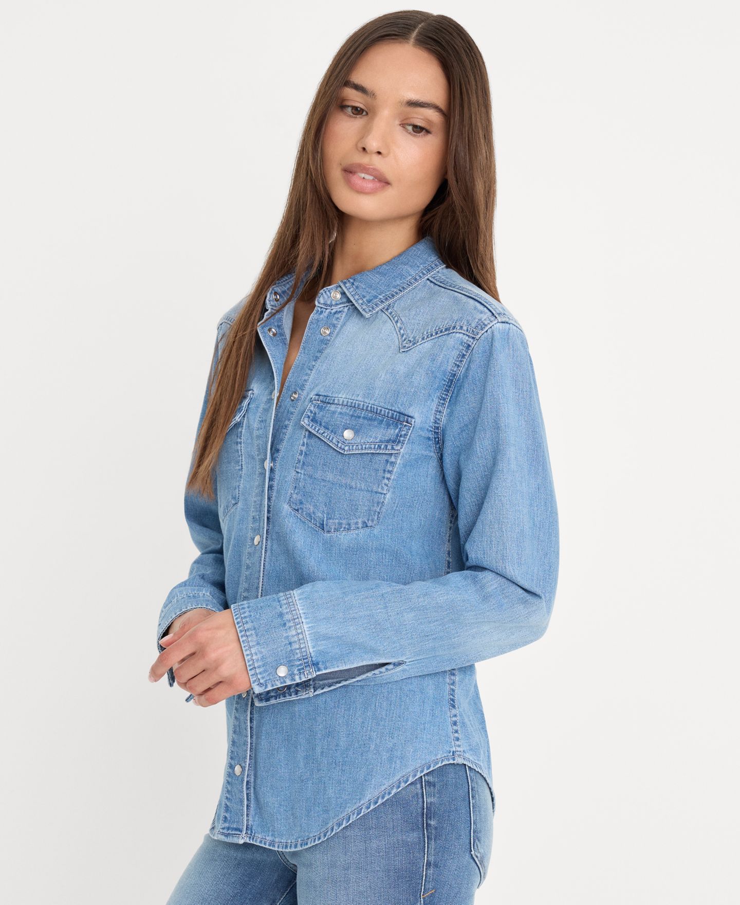 Женская рубашка Good American Dolly Slim-Fit Long-Sleeve Denim Shirt, цвет: Светлый синий — фото 3
