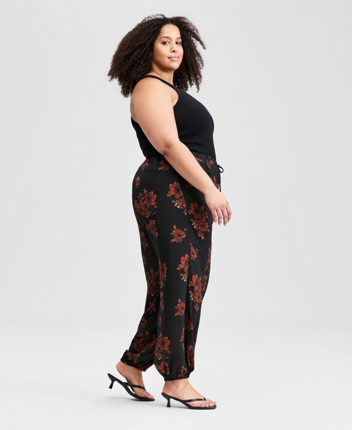Женские брюки And Now This Trendy Plus Size Floral Balloon-Leg Drawstring, цвет: Чёрный — фото 2