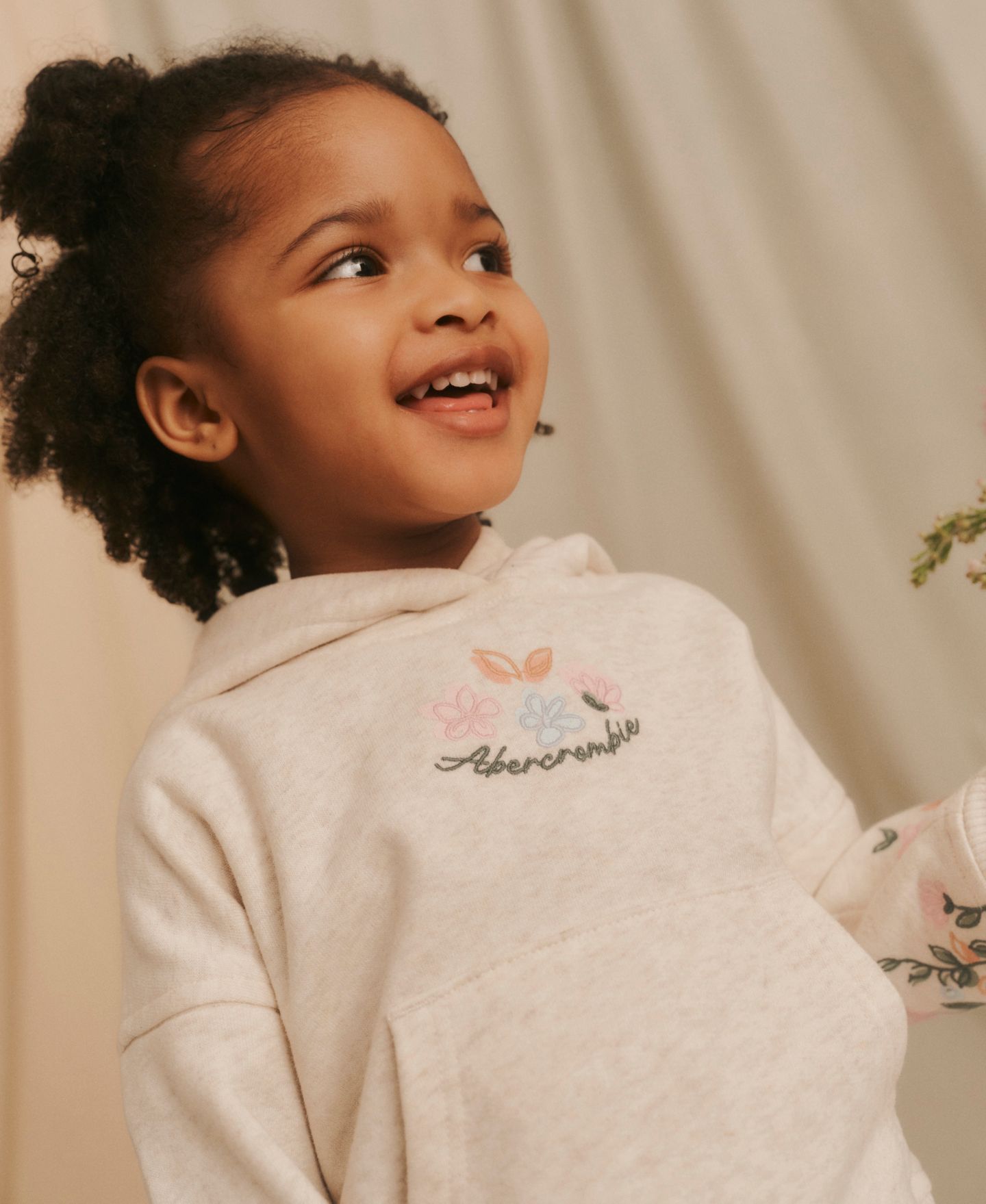 Худи abercrombie kids Essentials Embroidered Pullover для девочек-малышей, цвет: Бежевый — фото 8
