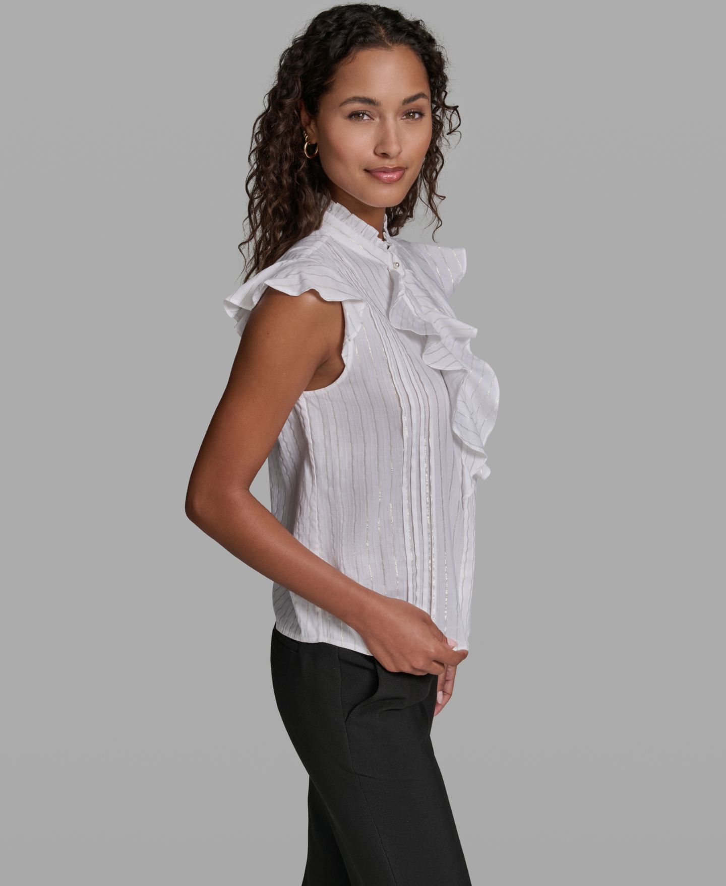 Женская блузка KARL LAGERFELD PARIS Ruffle Sleeveless Mock Neck Blouse, цвет: Мягкий белый / Золотой — фото 3