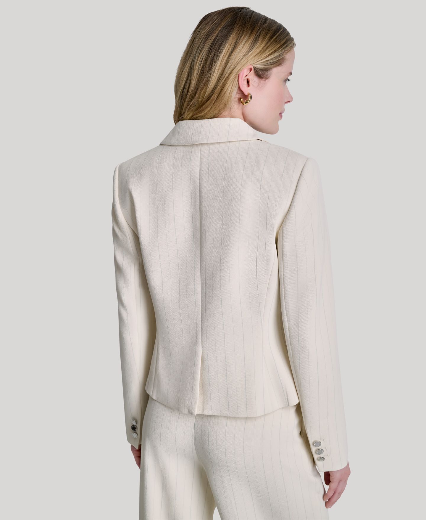 Женский пиджак DKNY Pinstriped Long-Sleeve Cropped Blazer, цвет: Кокосовый / Синий полосатый — фото 2