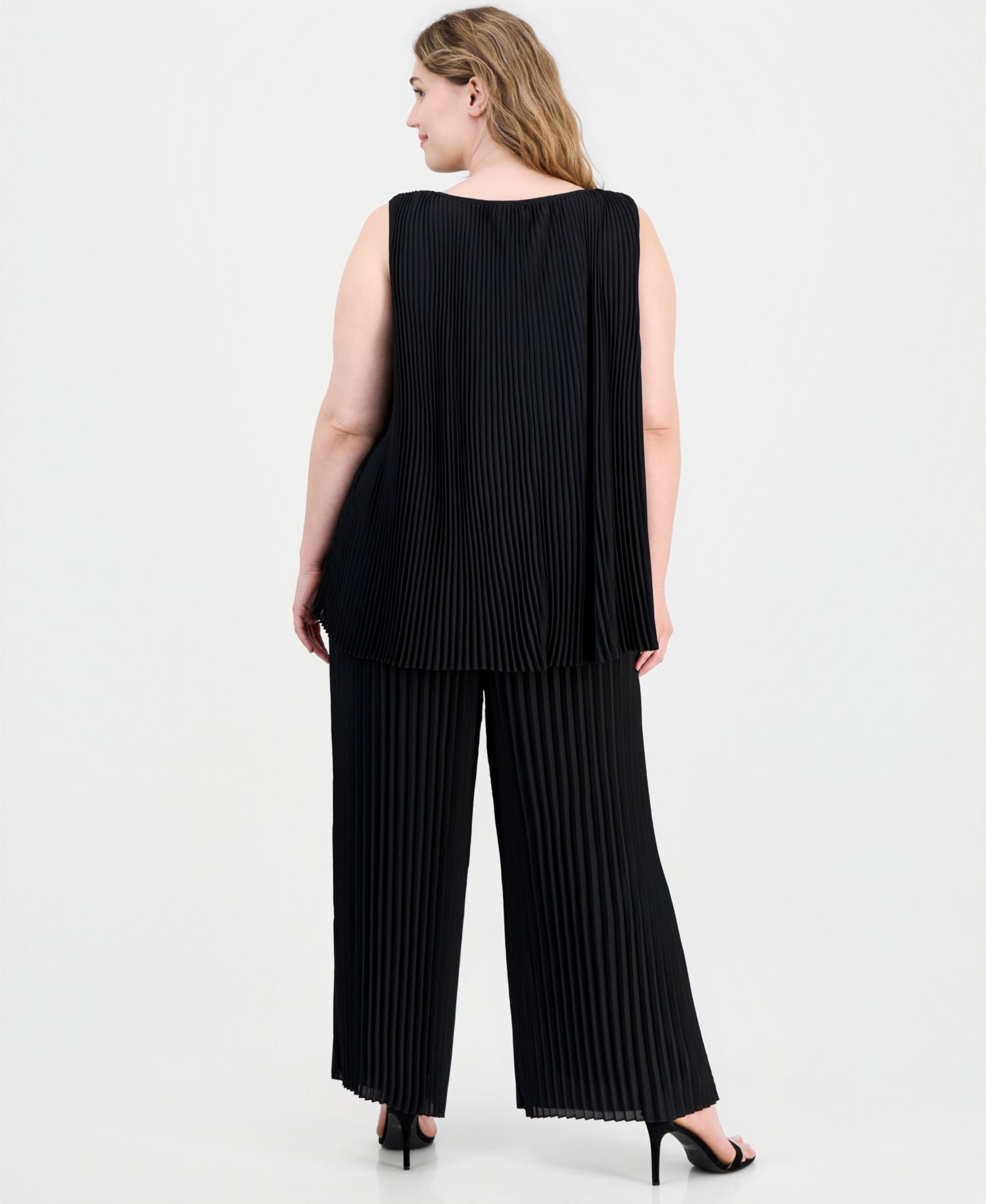 Plus Size Round-Neck Sleeveless Pleated Top