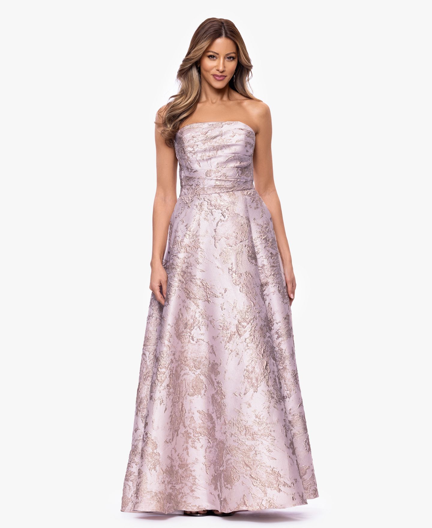 Женские платья XSCAPE Strapless Sleeveless Ball Gown, цвет: Пудровый / Золотой — фото 1