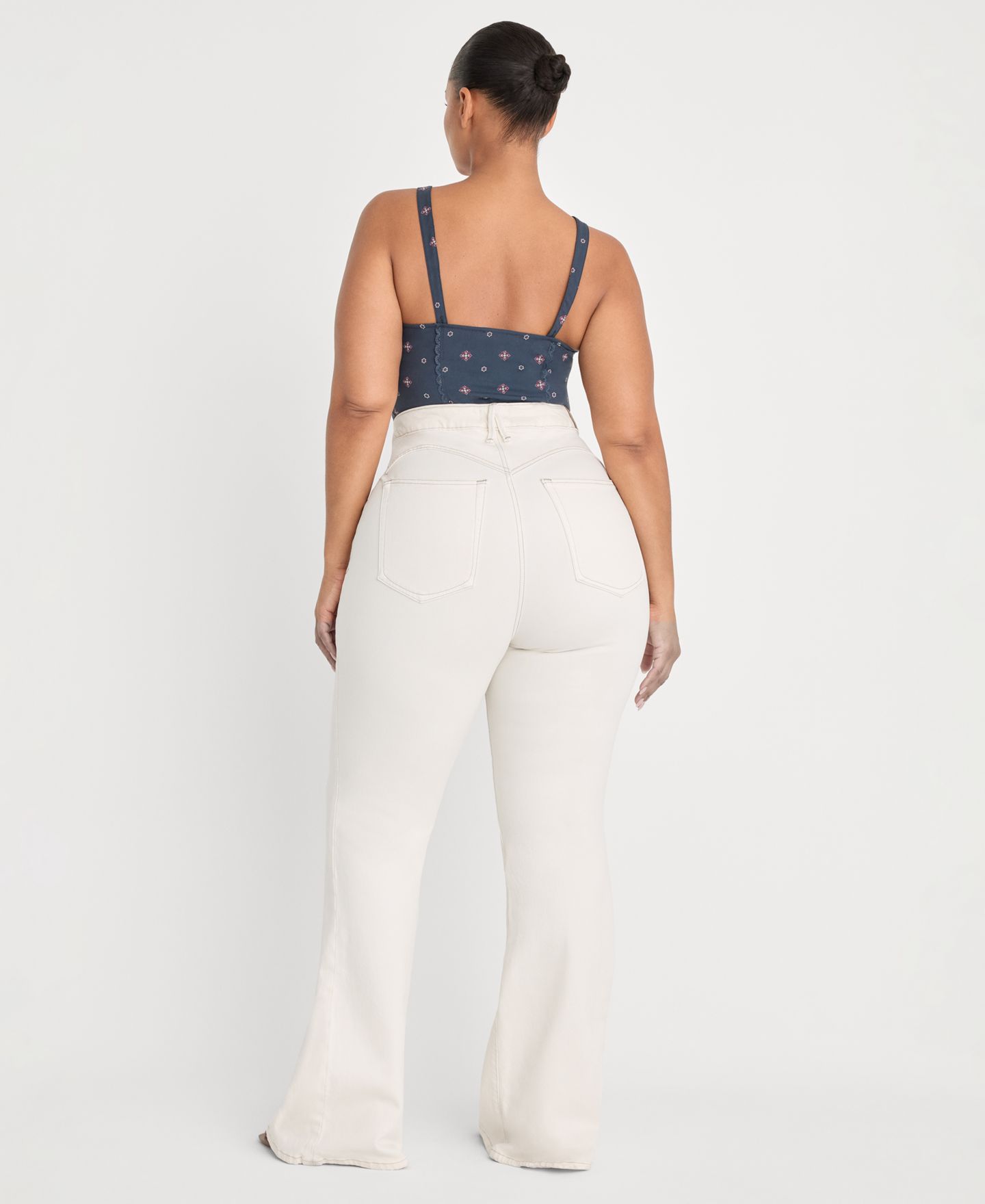 Женские джинсы Good American Dolly Joleans Mid-Rise Flared-Leg, цвет: Винтажный белый — фото 8
