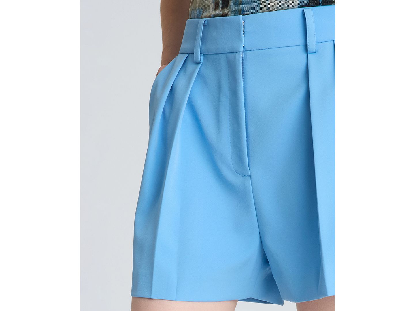 Женские шорты Kenneth Cole High-Rise Pleated, цвет: Синий — фото 4
