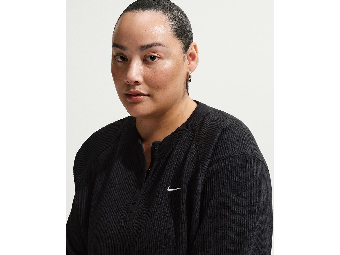 Женский оверсайз-лонгслив Nike Sportswear Chill с воротом хенли, больших размеров, цвет: Чёрный / Молочный — фото 2