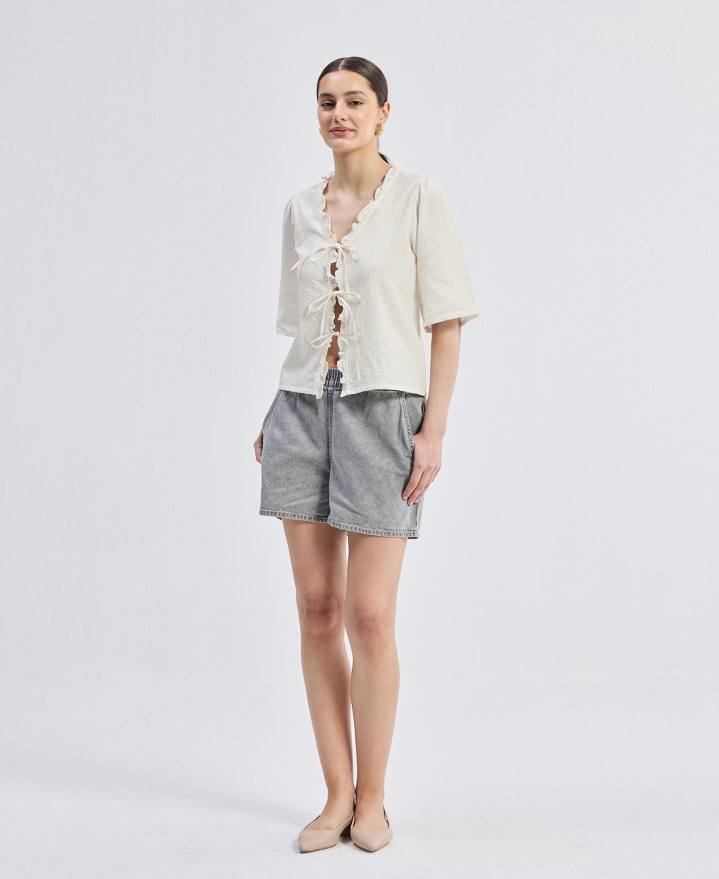 Женский топ Reistor Relaxed Fit With Ruffles and Front-Ties in Cream, цвет: Кремовый — фото 1