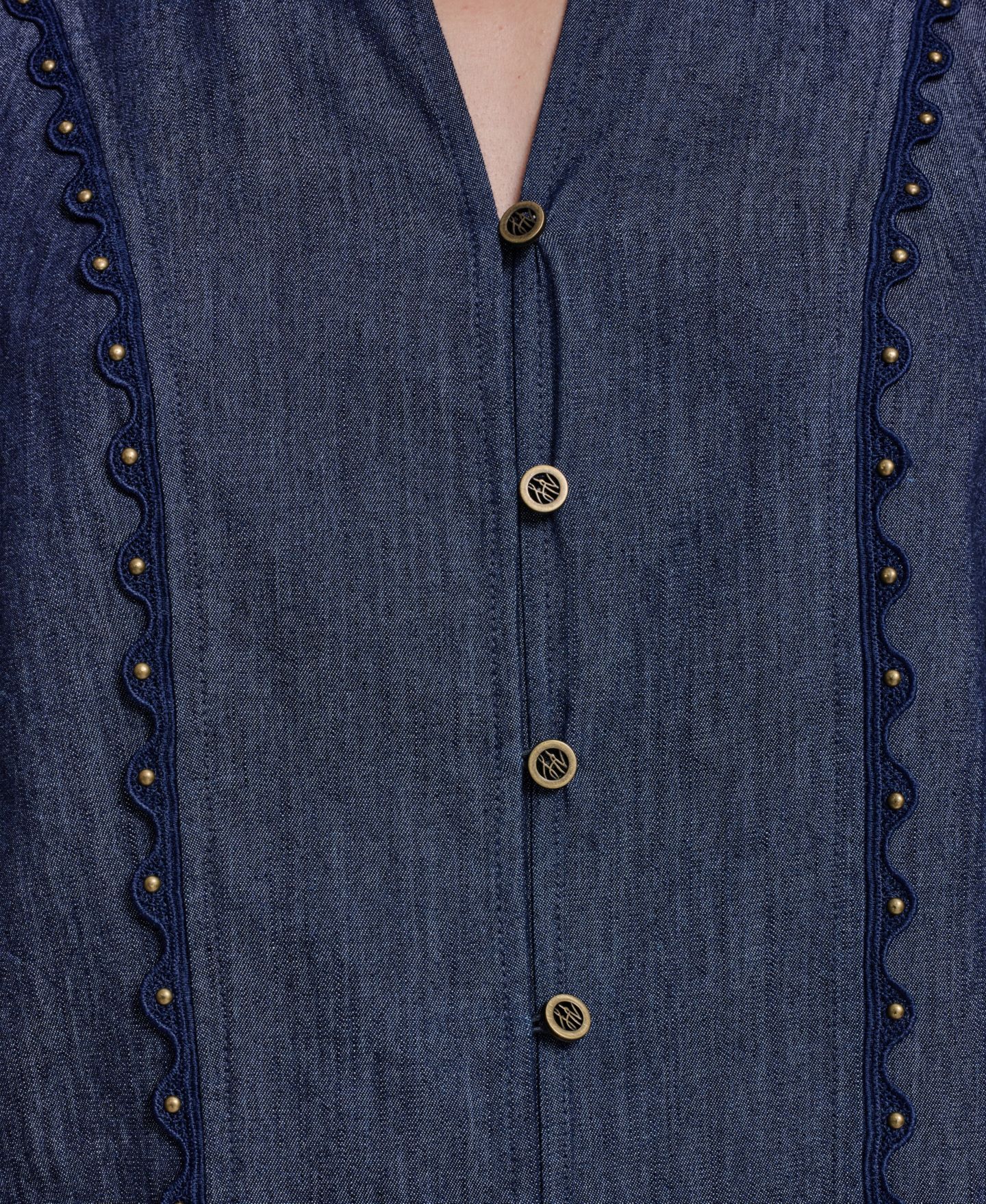 Женская блузка KARL LAGERFELD PARIS V-Neck Nailhead Trim Short-Sleeve Blouse, цвет: Индиго — фото 6