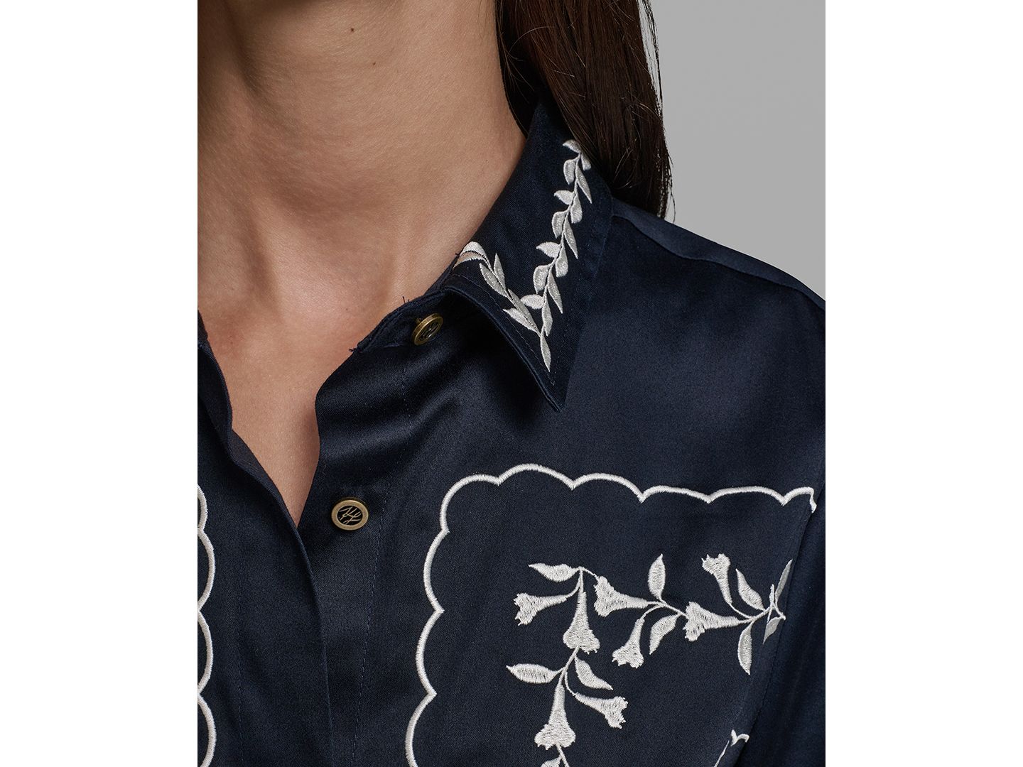 Женская рубашка KARL LAGERFELD PARIS Petite Floral Embroidered Short-Sleeve Shirt, цвет: Тёмно-синий — фото 3