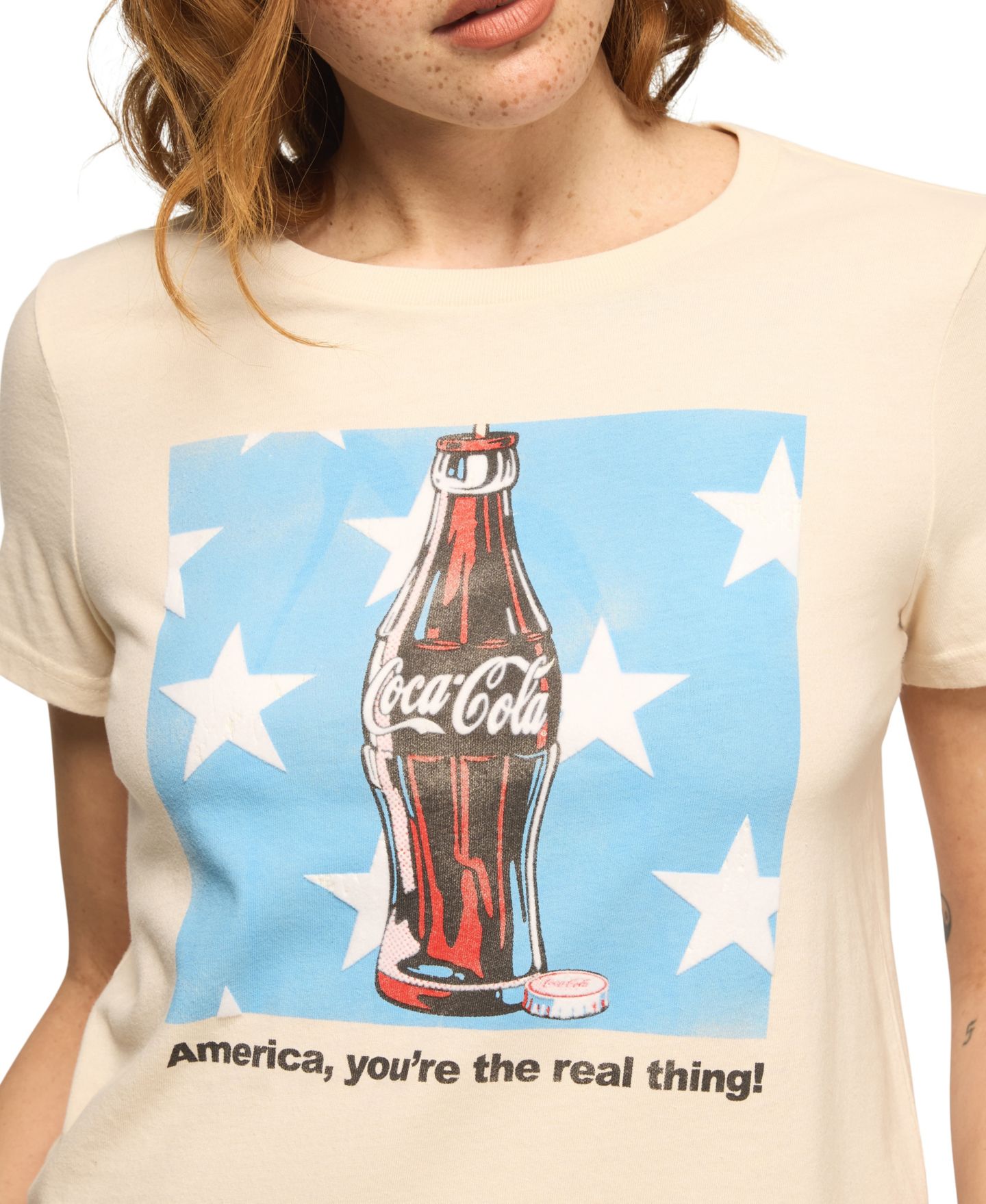 Женская футболка Lucky Brand Coca Cola Bottle Stars Classic Crewneck, цвет: Серый — фото 3
