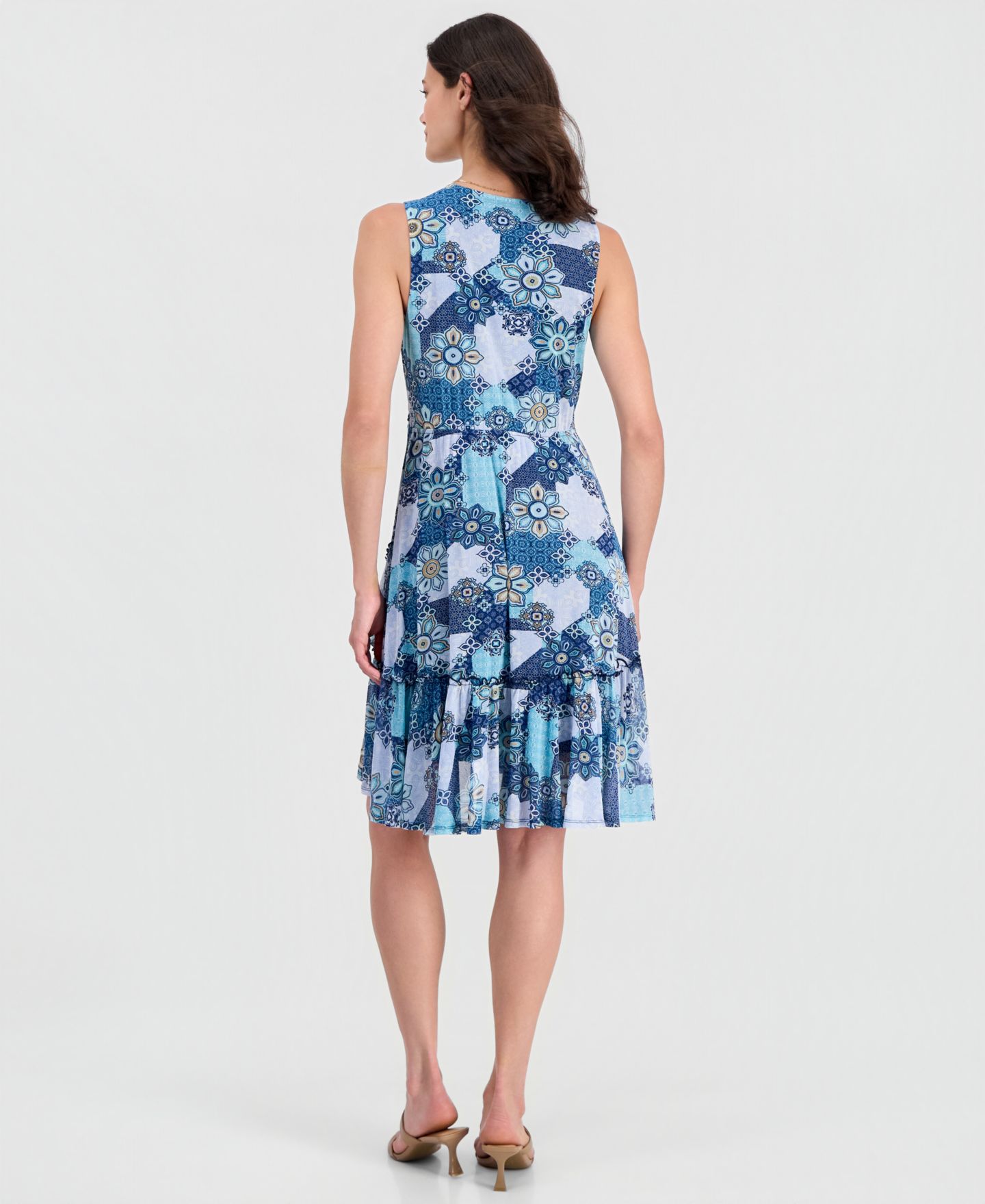 Женское платье Robbie Bee Printed Sleeveless Faux-Wrap, цвет: Слоновая кость / Тёмно-синий — фото 5