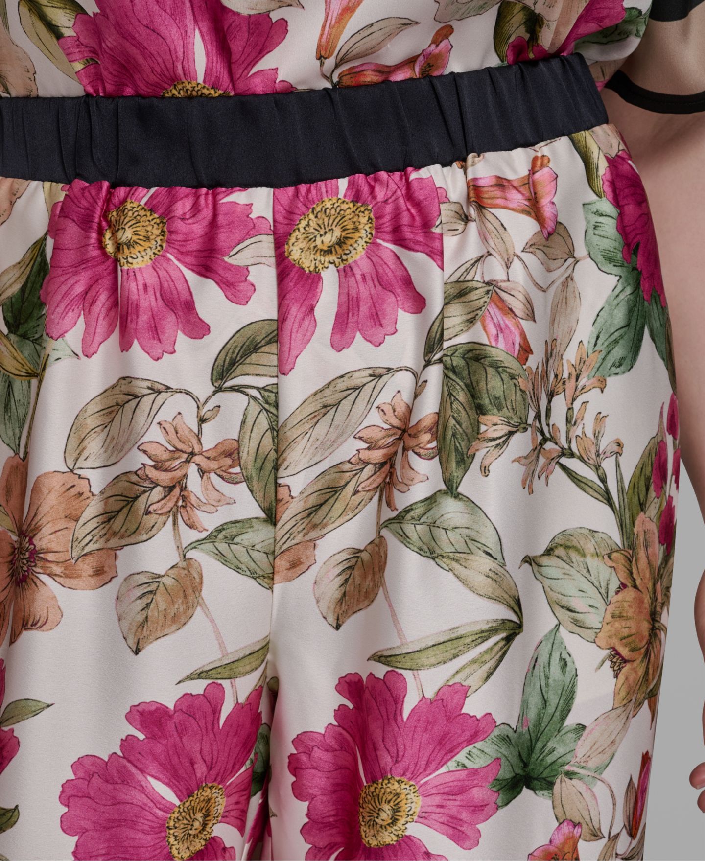 Женские брюки KARL LAGERFELD PARIS Plus Size High-Rise Floral Printed, цвет: Бисквитный / Пудровый комбинированный — фото 9