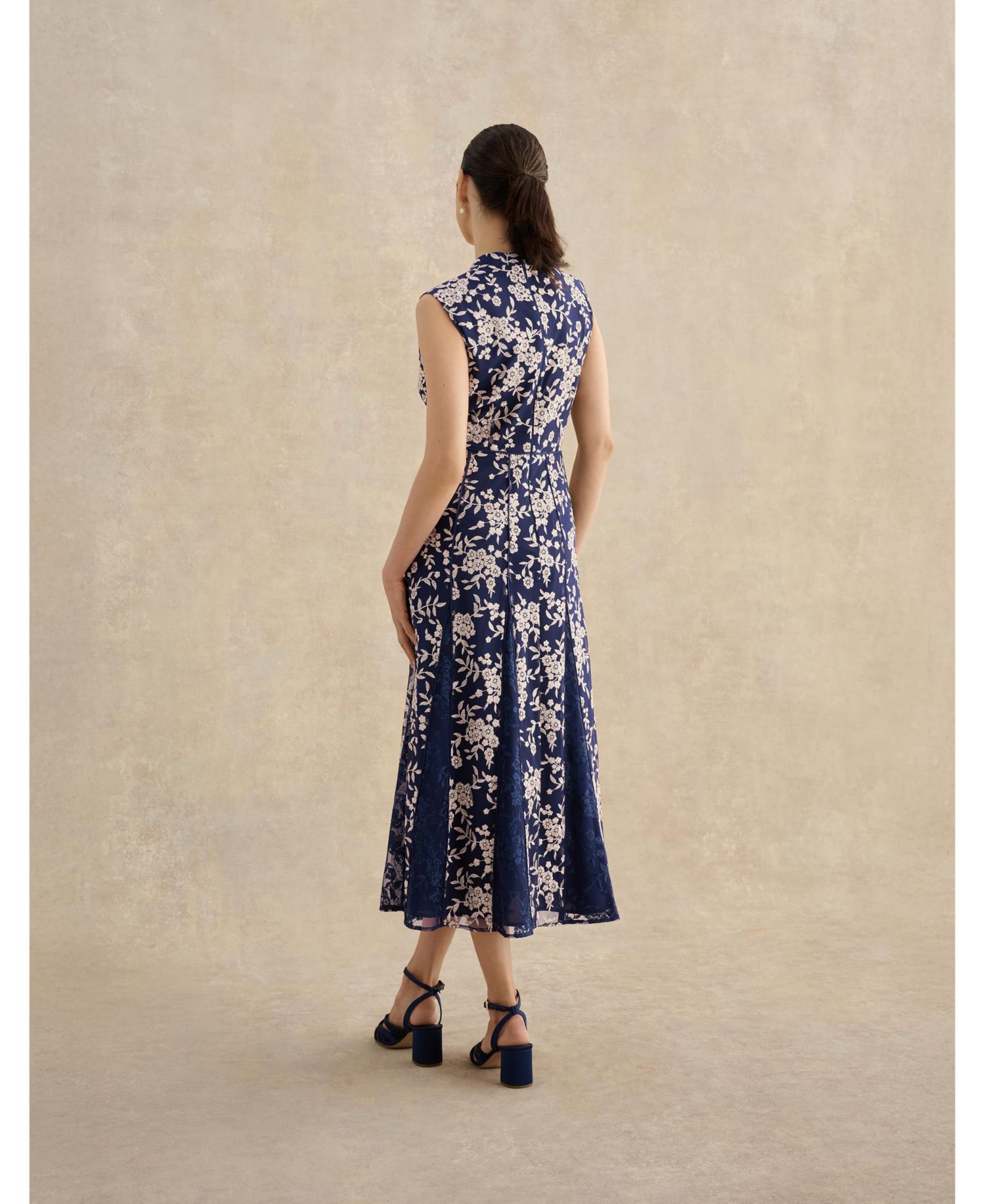 Women's Quin Sleeveless V-Neck Embroidered Dress