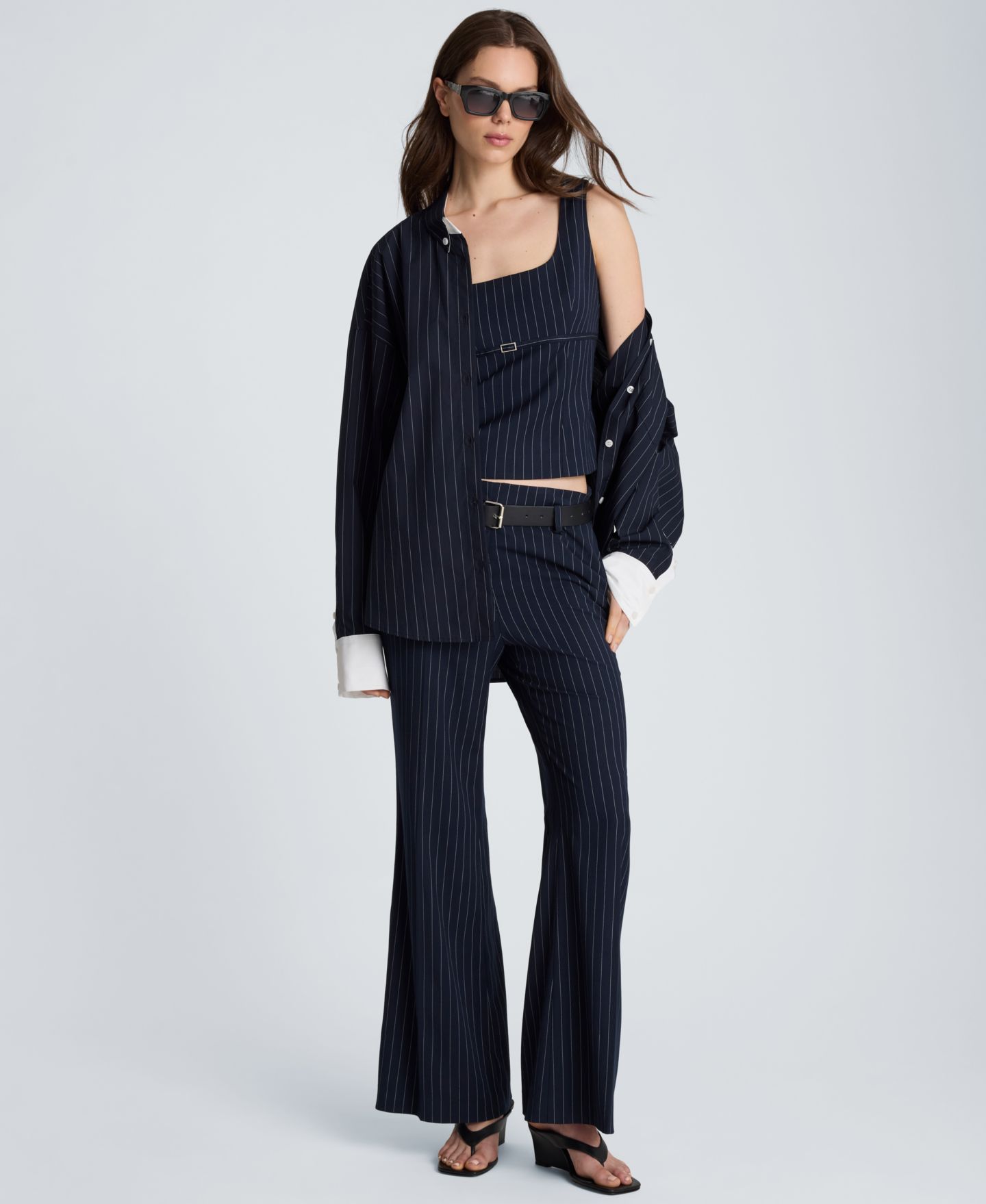 Женские брюки Kenneth Cole Pinstripe Belted Flare, цвет: Тёмно-синий / Устричный — фото 2