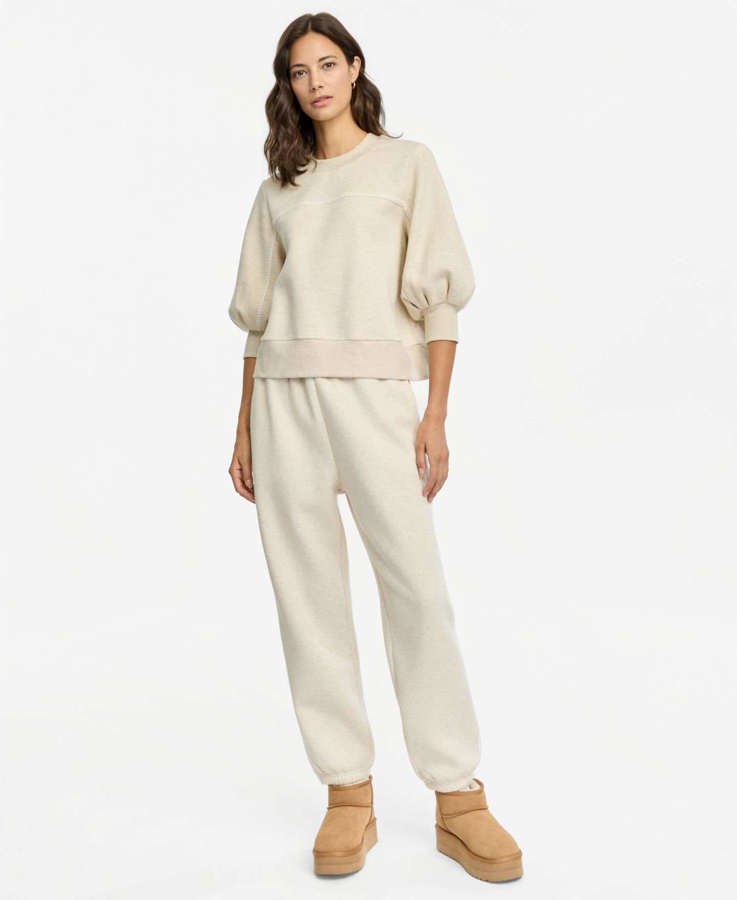 UGG® Женские флисовые спортивные брюки UGG Classic, цвет: Песочный меланжевый — фото 1