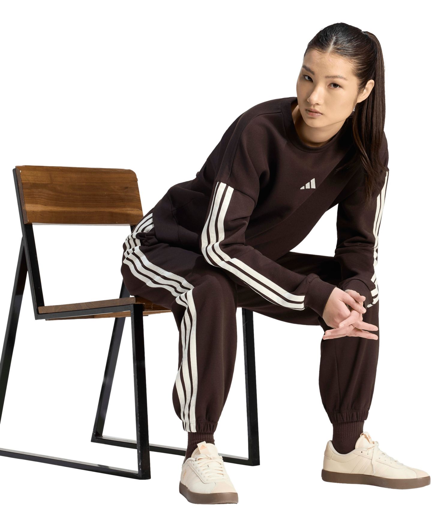 Женские брюки adidas Essentials 3-Stripes Pull-On Fleece Loose, цвет: Кофейный / Слоновая кость — фото 2