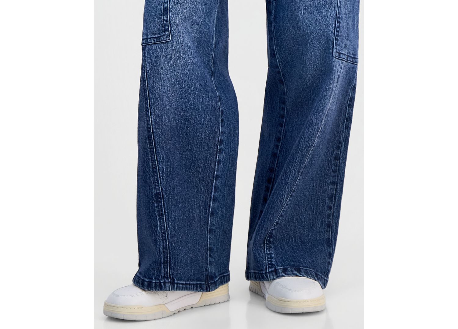 Juniors' Elastic-Back Mid-Rise Wide-Leg Cargo Jeans