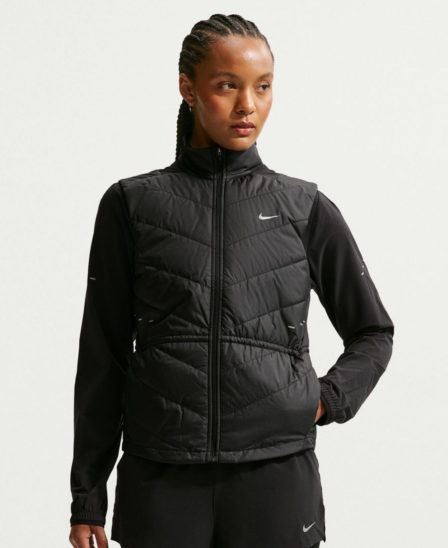 Женский жилет Nike Swift Therma-FIT Running, цвет: Чёрный / Светоотражающий — фото 2