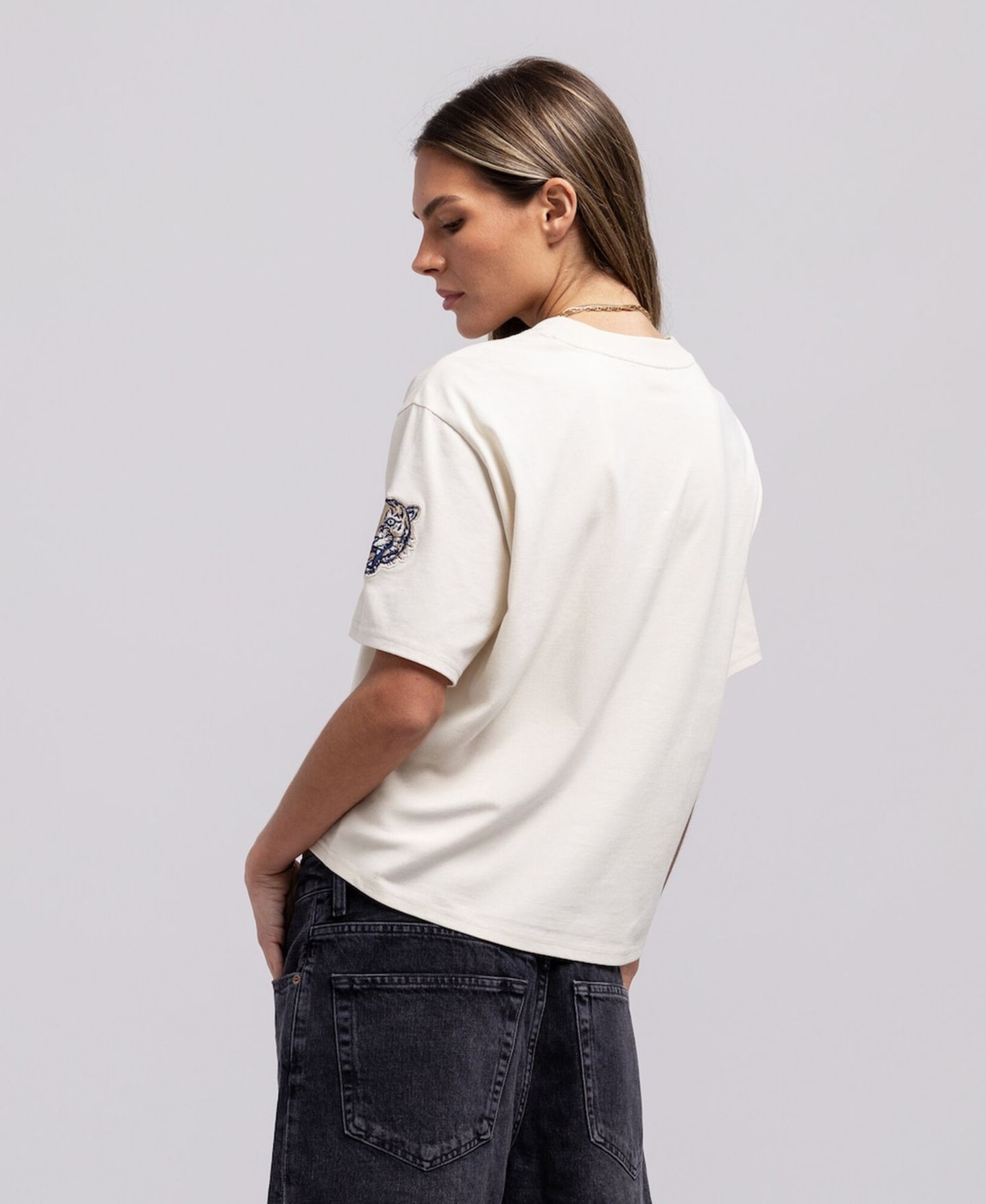 Женская футболка Mitchell & Ness Cream Detroit Tigers Cooperstown Yacht Rock Boxy Cropped — фото 3