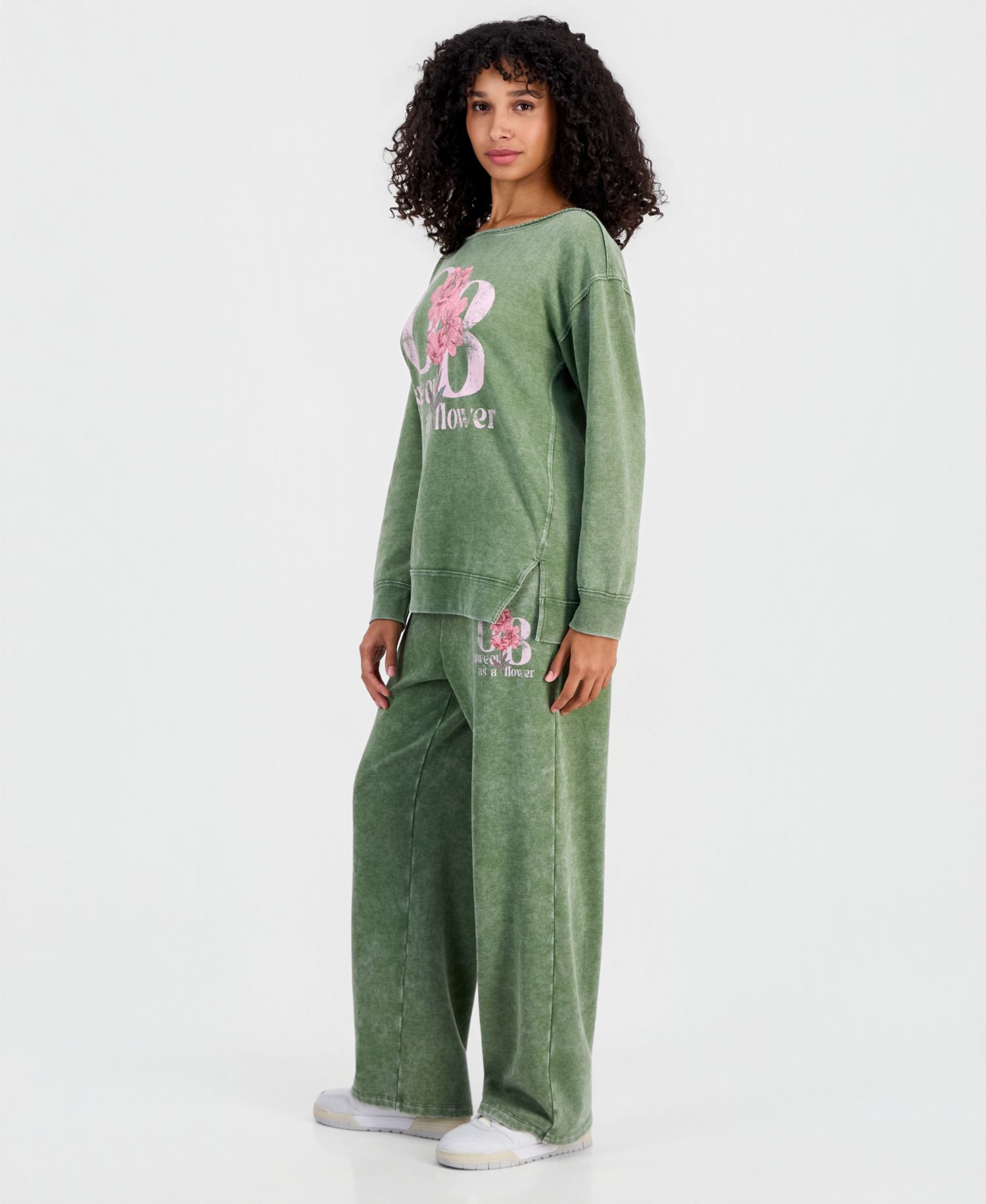 Juniors' Sweet Flowers Fleece Sweatpants