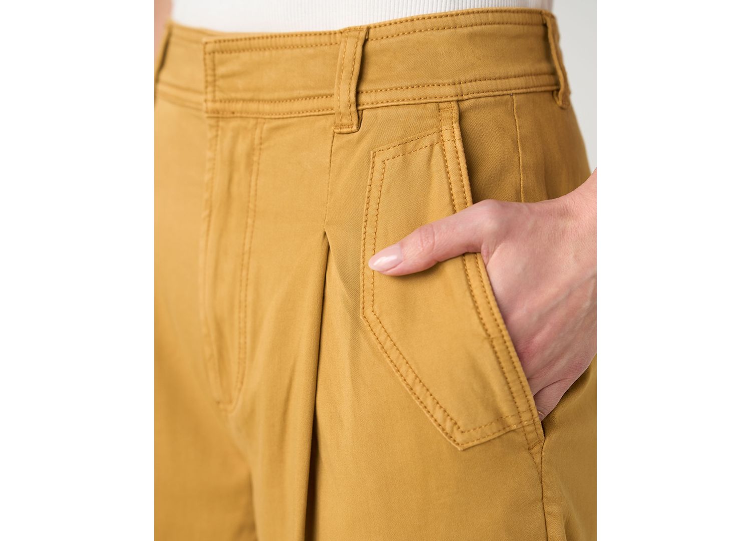 Women's High-Rise Pleated Trouser