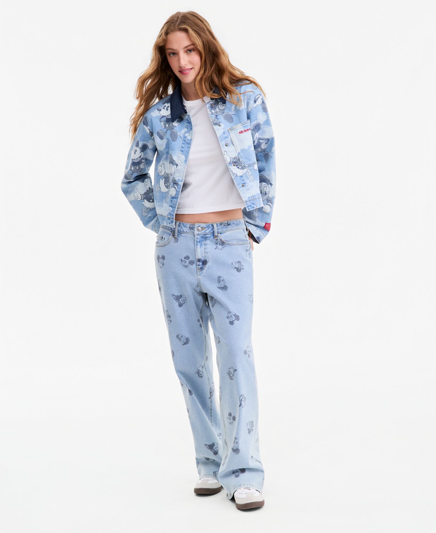 Женская куртка Disney | Macy's Mickey & Friends Parade Balloon Printed Cropped Denim Jacket — фото 4