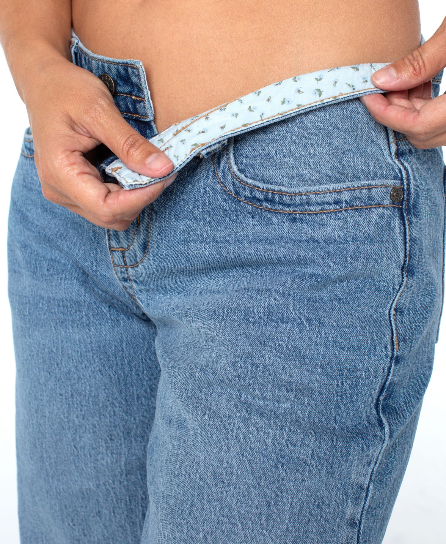 Juniors' Low-Rise V-Waist Inner Beauty Baggy Straight Jeans