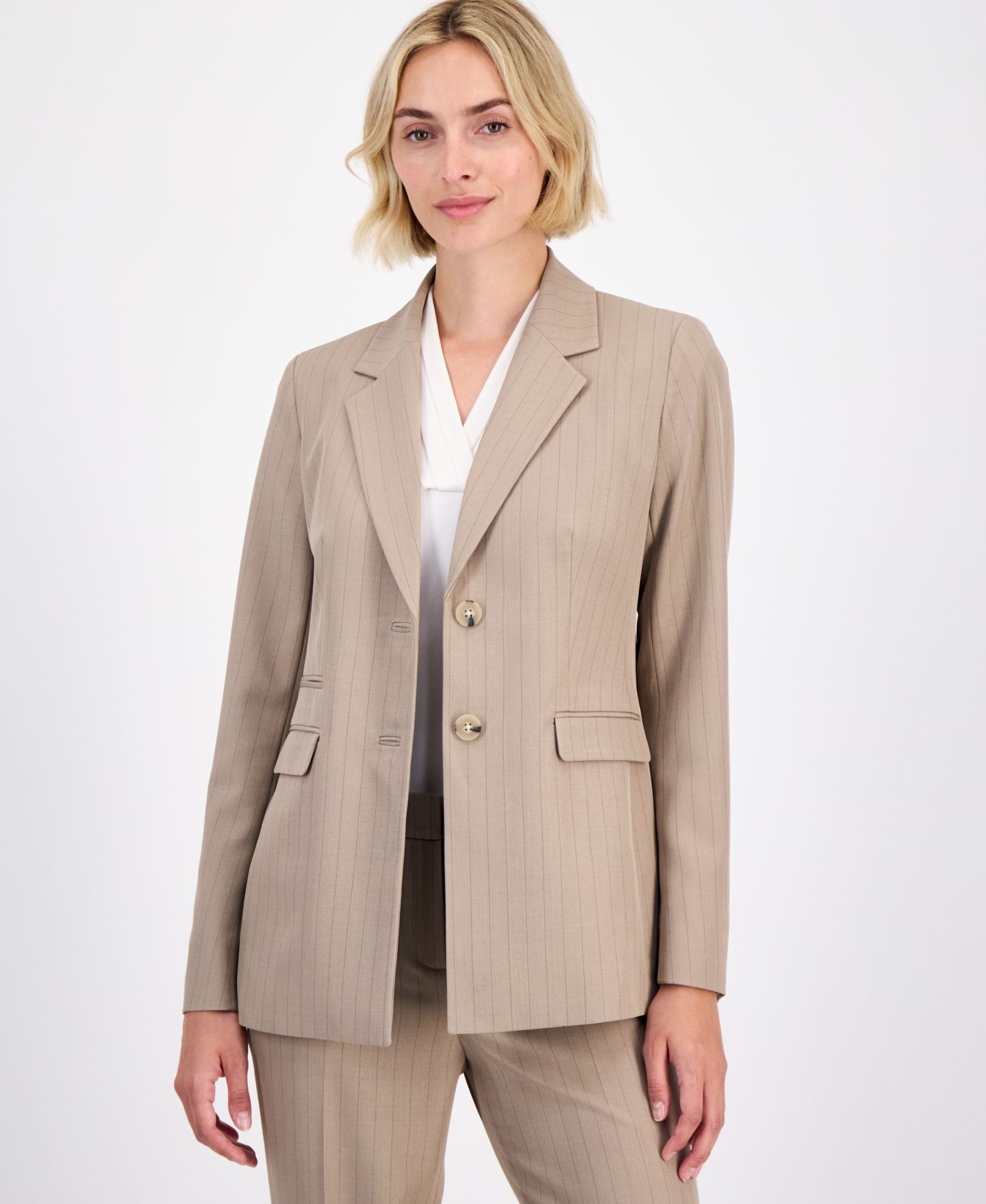 Женский пиджак Anne Klein Pinstriped Two-Button Blazer, цвет: Натуральный глиняный / Чёрный — фото 6