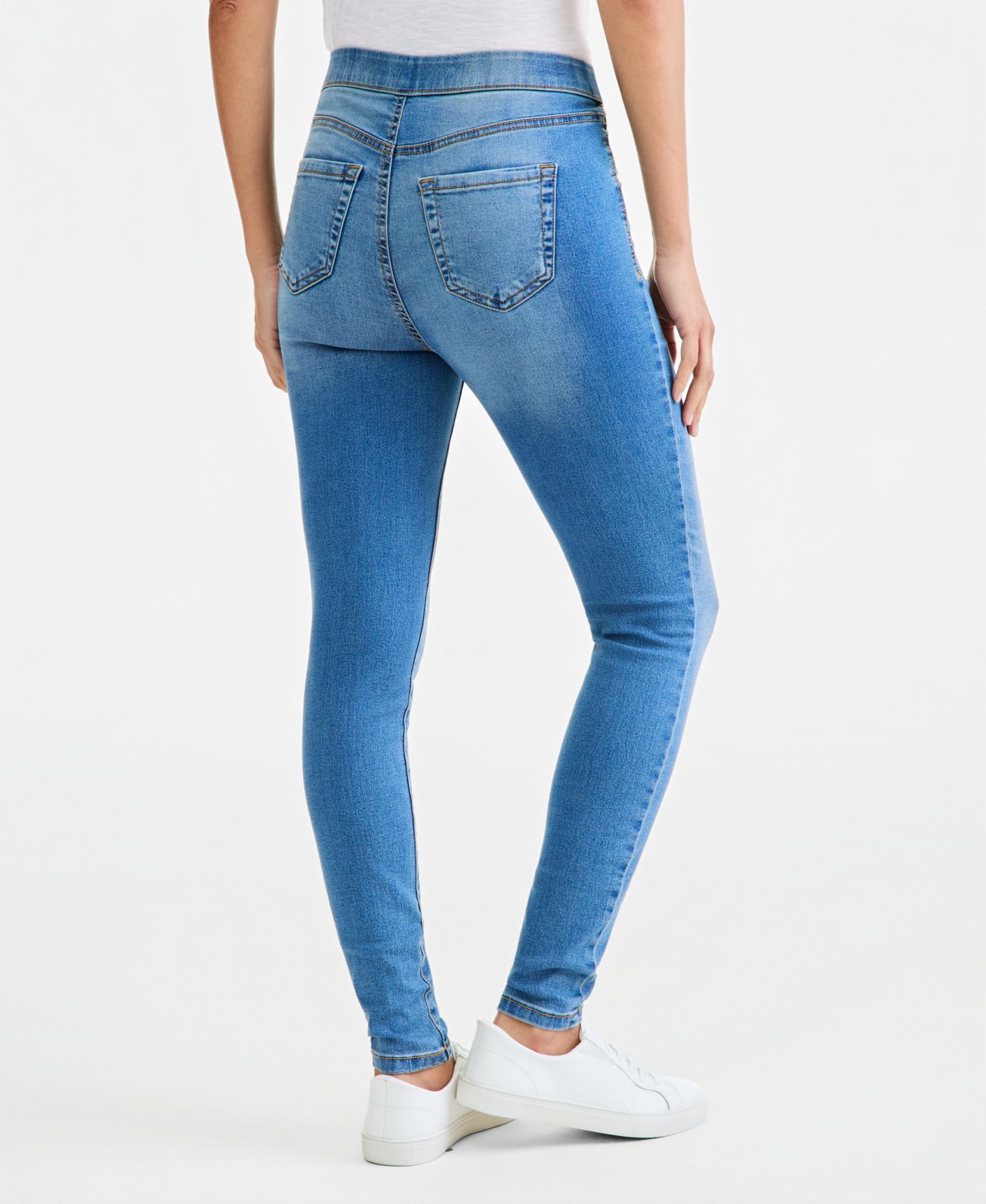 Petite Mid-Rise Pull On Jeggings