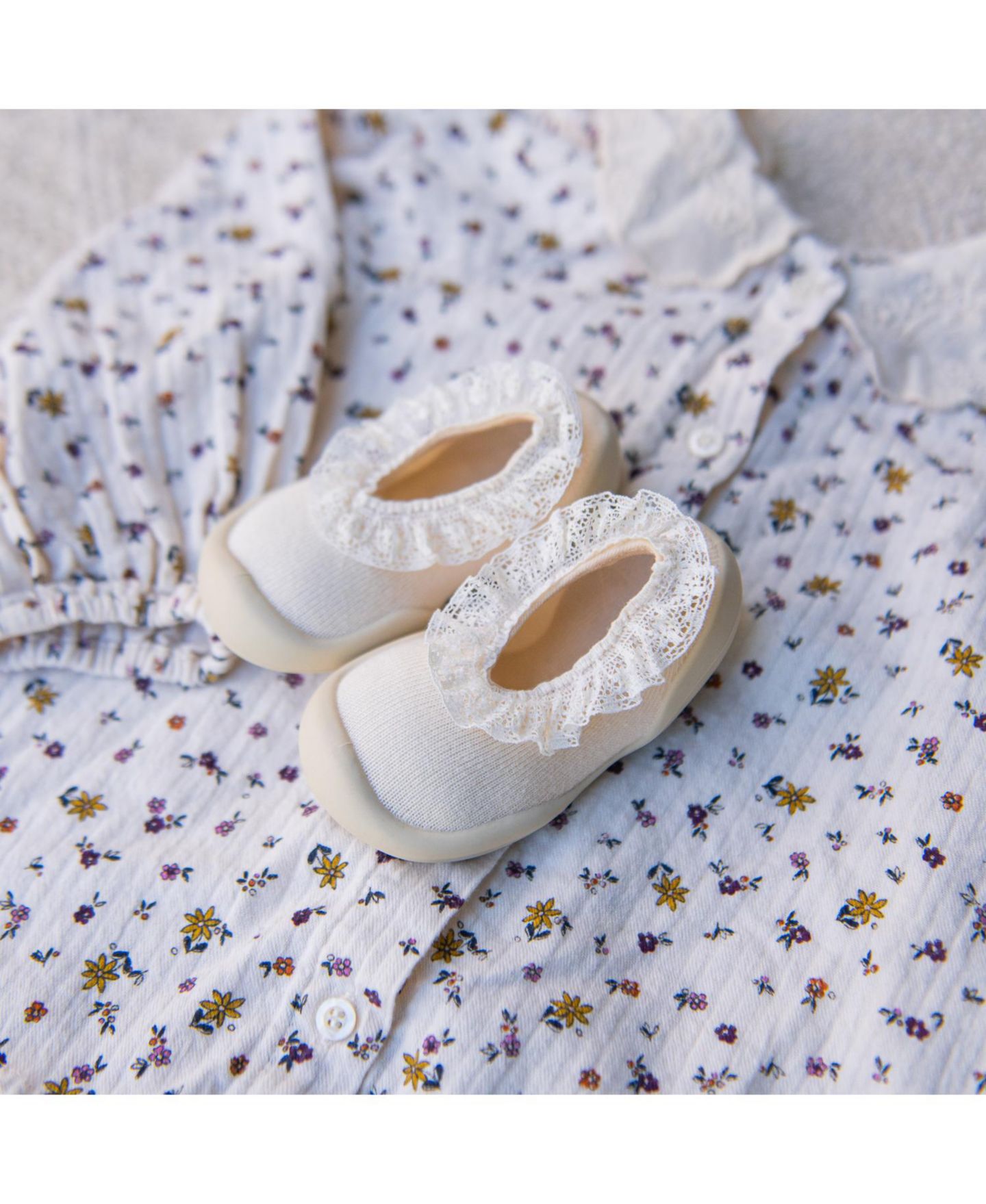 Обувь Komuello First Walk Sock Shoes Flat - Sweet Latte Lace для девочек-малышей, цвет: Светлый бежевый — фото 7
