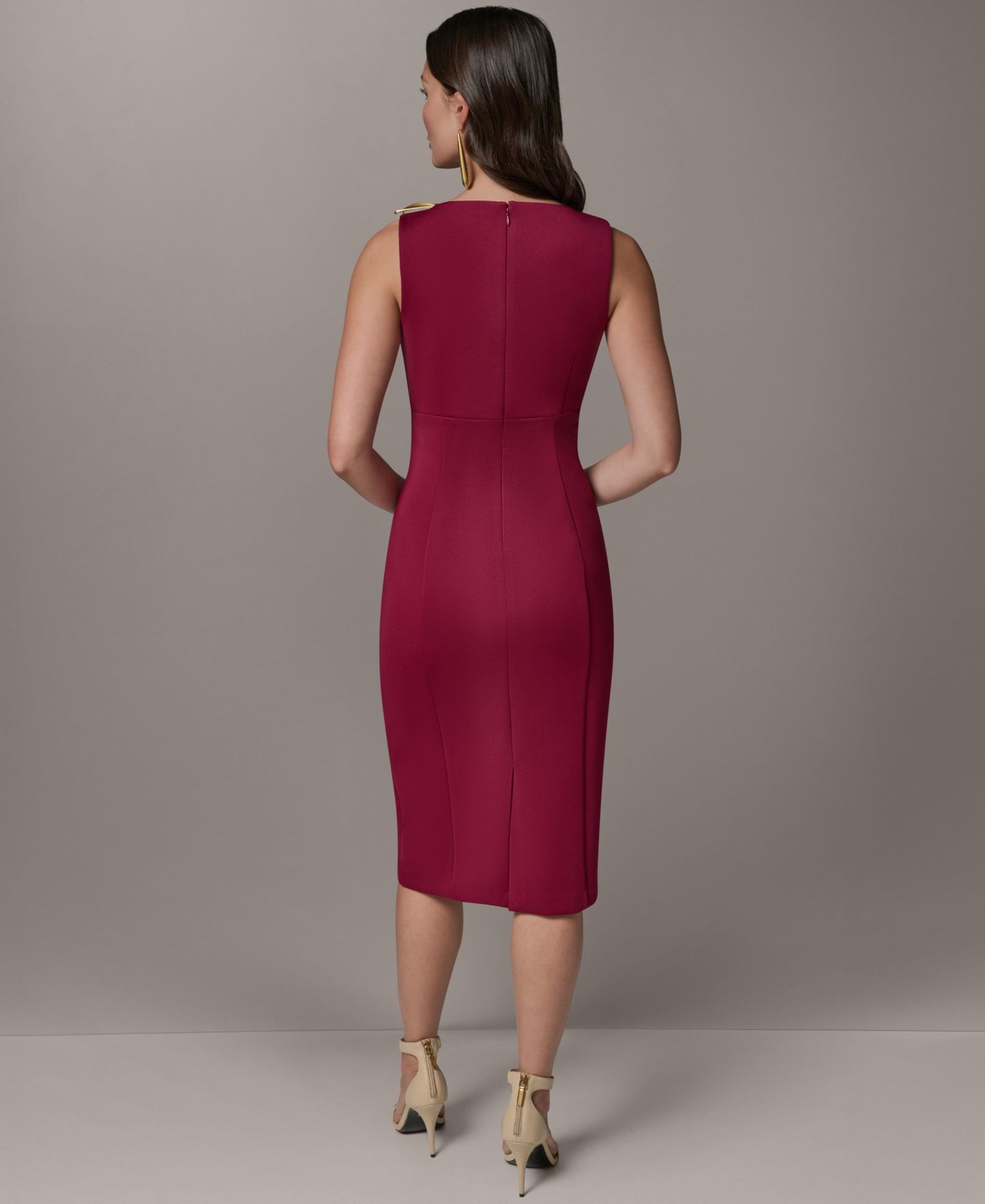 Женское платье Donna Karan New York Asymmetrical Neck Sheath Midi, цвет: Сангрия — фото 6