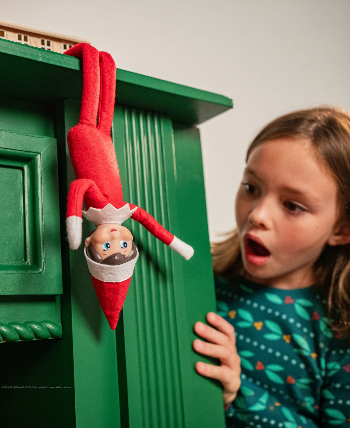 Детские фигурки Elf on the Shelf Girl Scout Elf 4-Piece Poseable Collectible Doll, Figure, Storybook and Keepsake Box, Ages 3+ — фото 6