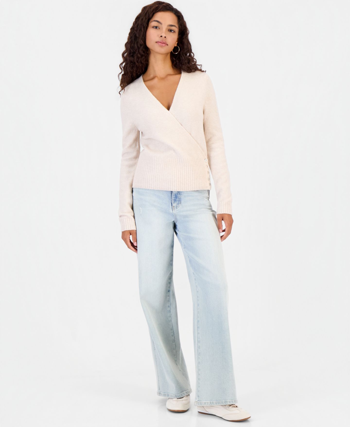 Женский свитер Hooked Up by IOT Juniors' Surplice Long-Sleeve V-Neck Wrap, цвет: Овсяное молоко — фото 2