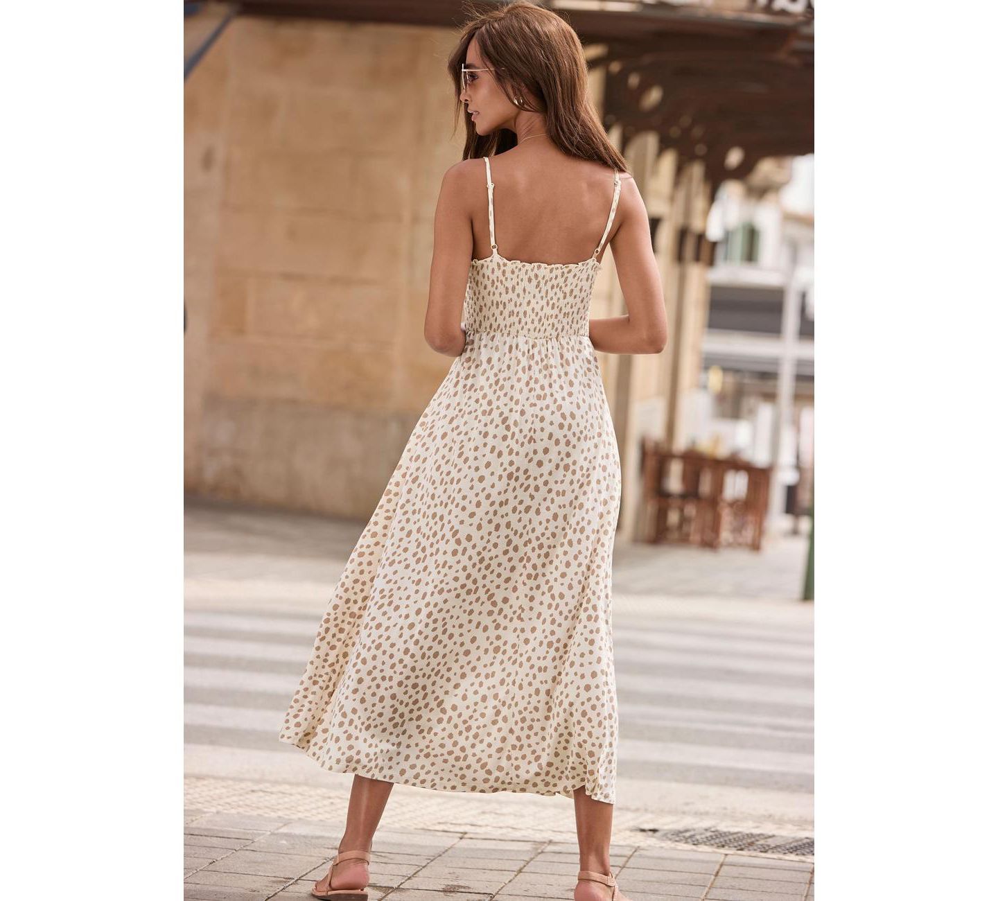 Женское платье LASCANA Viscose Printed Smocked Dot A-Line Square-Neck Midi, цвет: Молочный / Серо-коричневый — фото 3