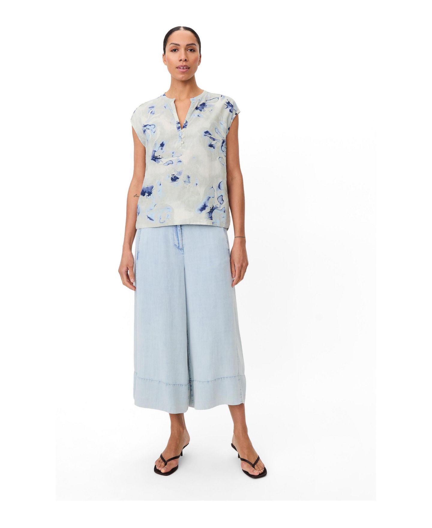 Женская блузка Masai Copenhagen Maelphira Floral Cap-Sleeve Linen-Viscose Blend, цвет: Skyway — фото 2