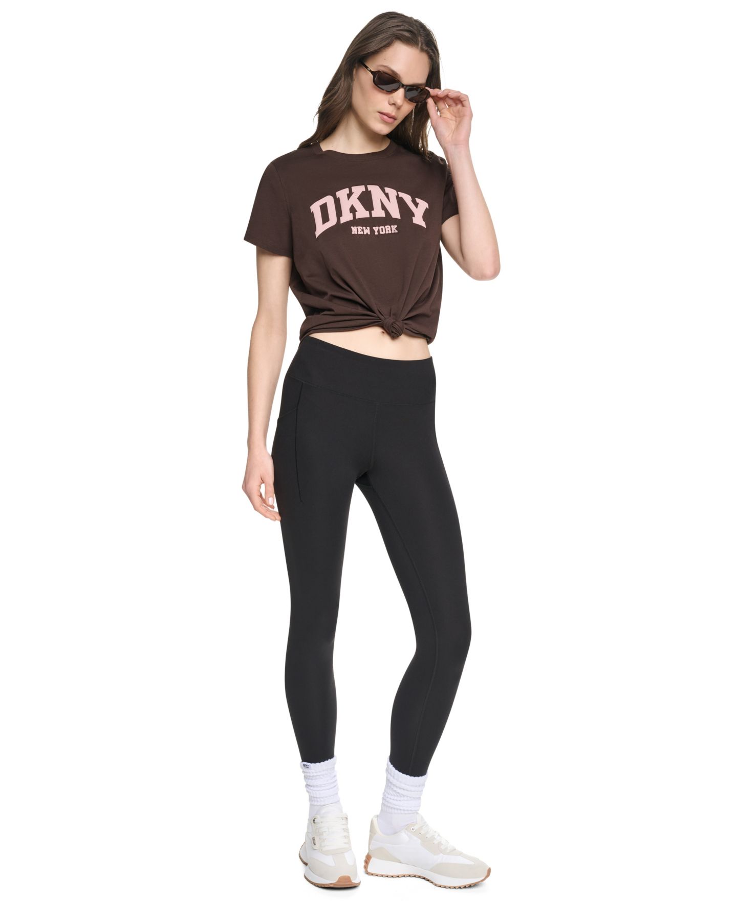 Женская футболка DKNY Sport Puff Varsity Logo Relaxed Fit Crew Neck, цвет: Тёмно-коричневый / Пудровый розовый — фото 6