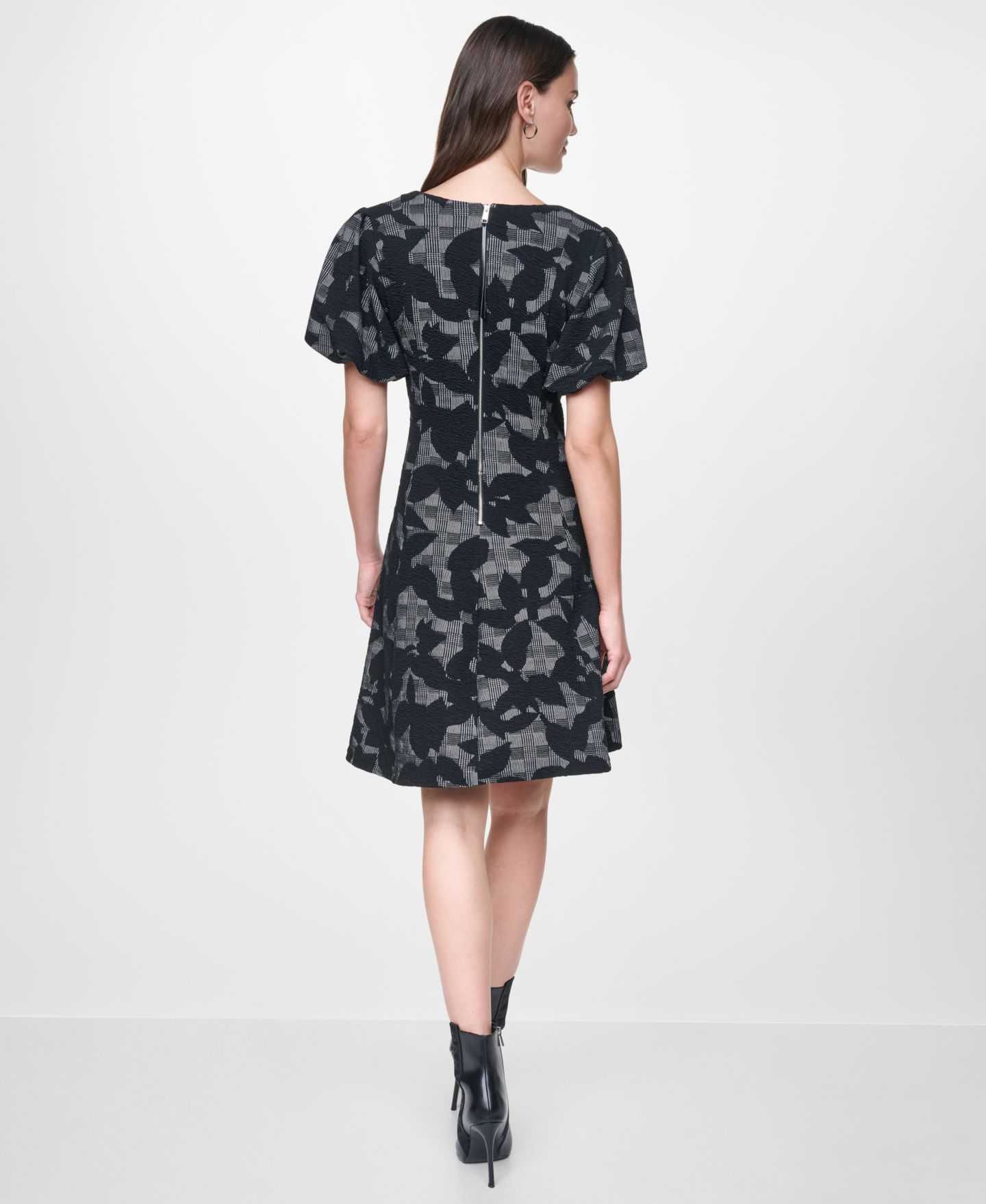 Женское платье DKNY Bubble Sleeve Fit & Flare Print, цвет: Чёрный / Кокосовый — фото 5