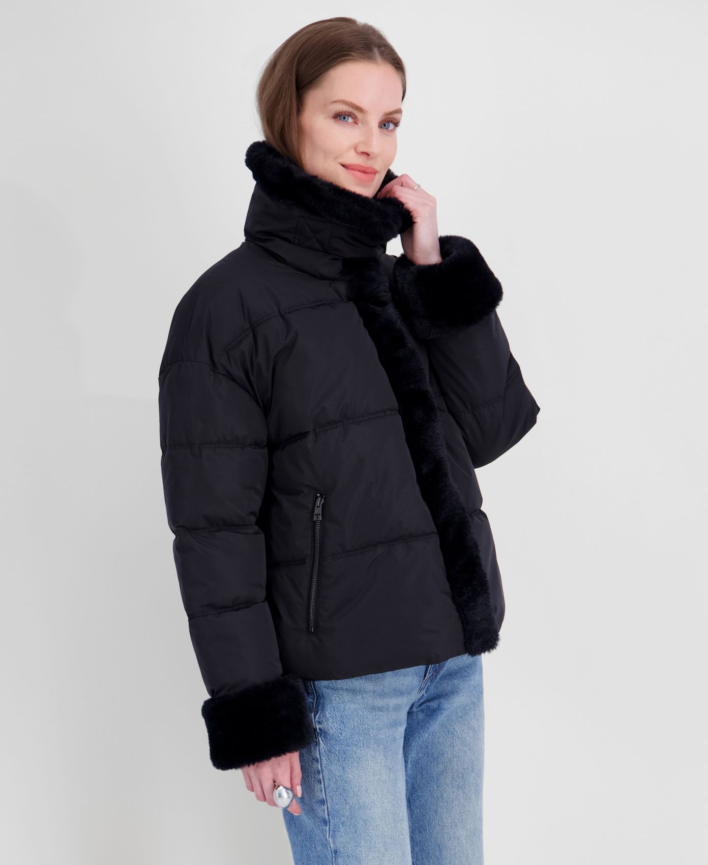 Женская куртка Tahari Water-Resistant Sherpa Cuff and Collar Short Puffer, цвет: Чёрный — фото 4