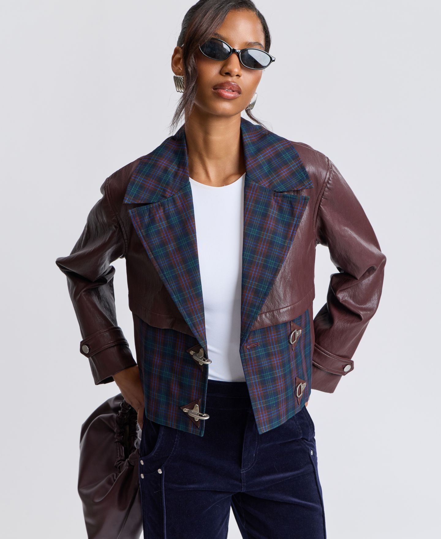 Женская куртка Avec Les Filles Cropped Colorblocked Spread Collar Trench, цвет: Синий клетчатый / Бордовый разноцветный — фото 4