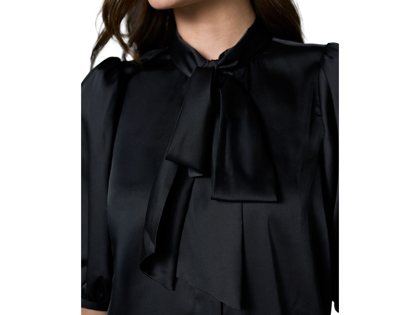 Женская блузка Liverpool Los Angeles Petite Elbow-Length Puff-Sleeve Tie-Neck Satin Blouse, цвет: Чёрный — фото 2
