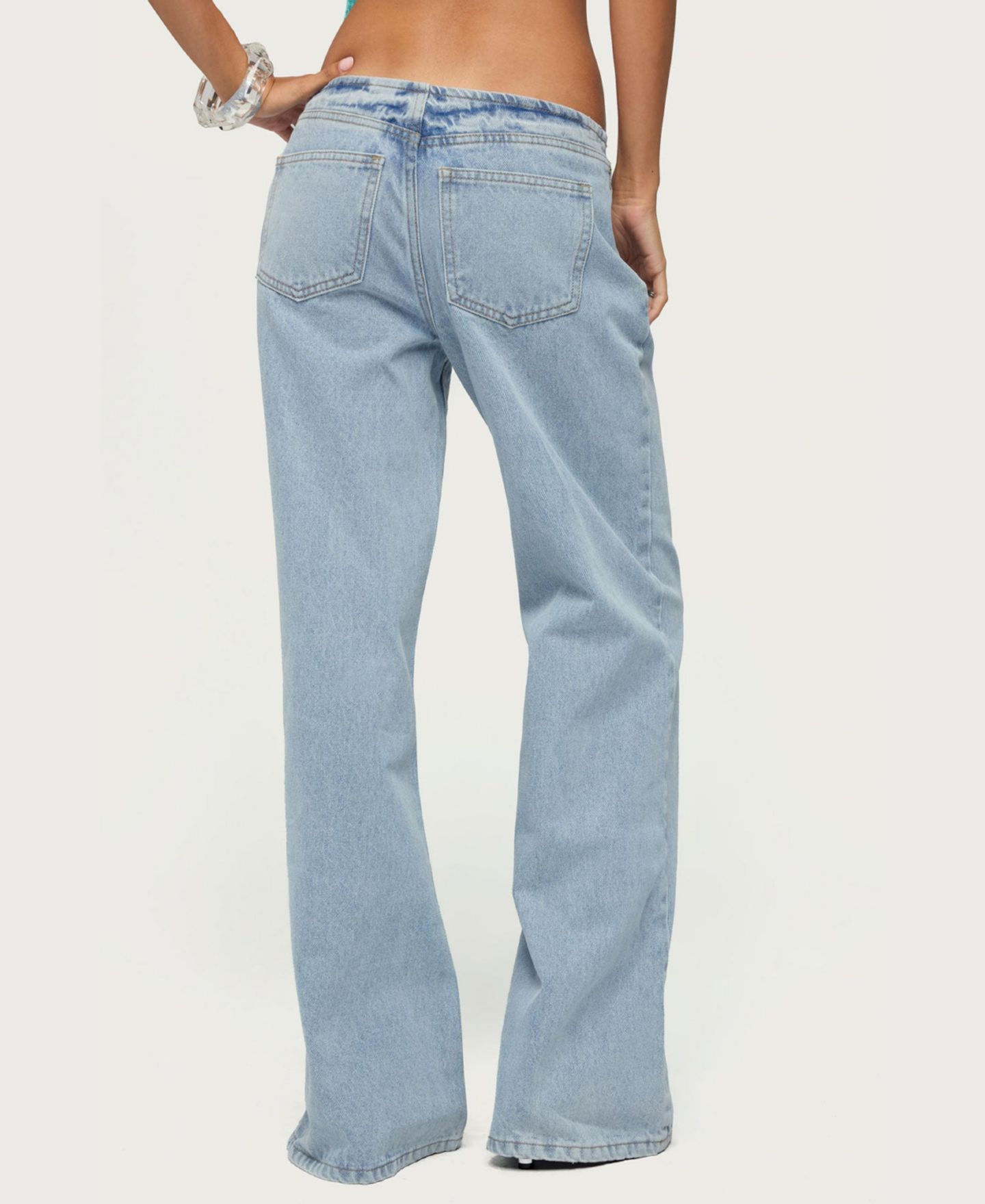 Женские джинсы Edikted Veya Low-Rise Baggy & Relaxed-Fit, цвет: Светлый синий потёртый — фото 2