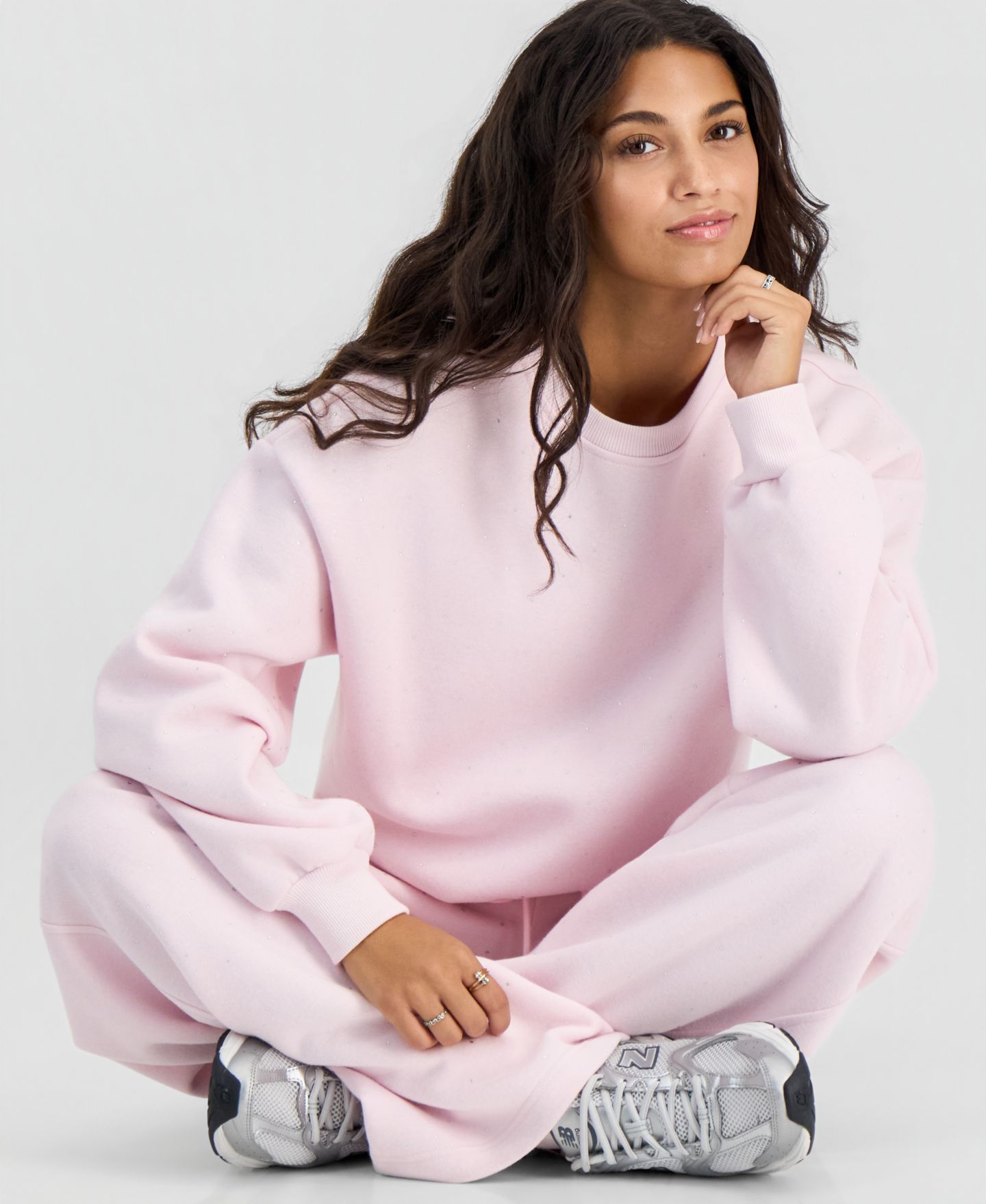 Женская толстовка Madden Girl Juniors' Embellished Fleece Crewneck, цвет: Ballet Slipper — фото 3