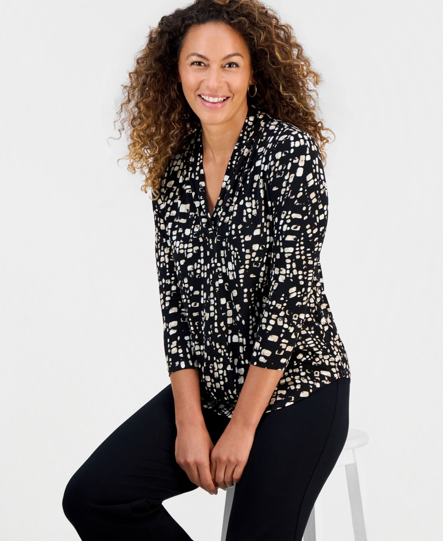 Женский топ JM Collection Petite Printed 3/4 Sleeve V-Neck Knit, цвет: Глубокий чёрный — фото 2